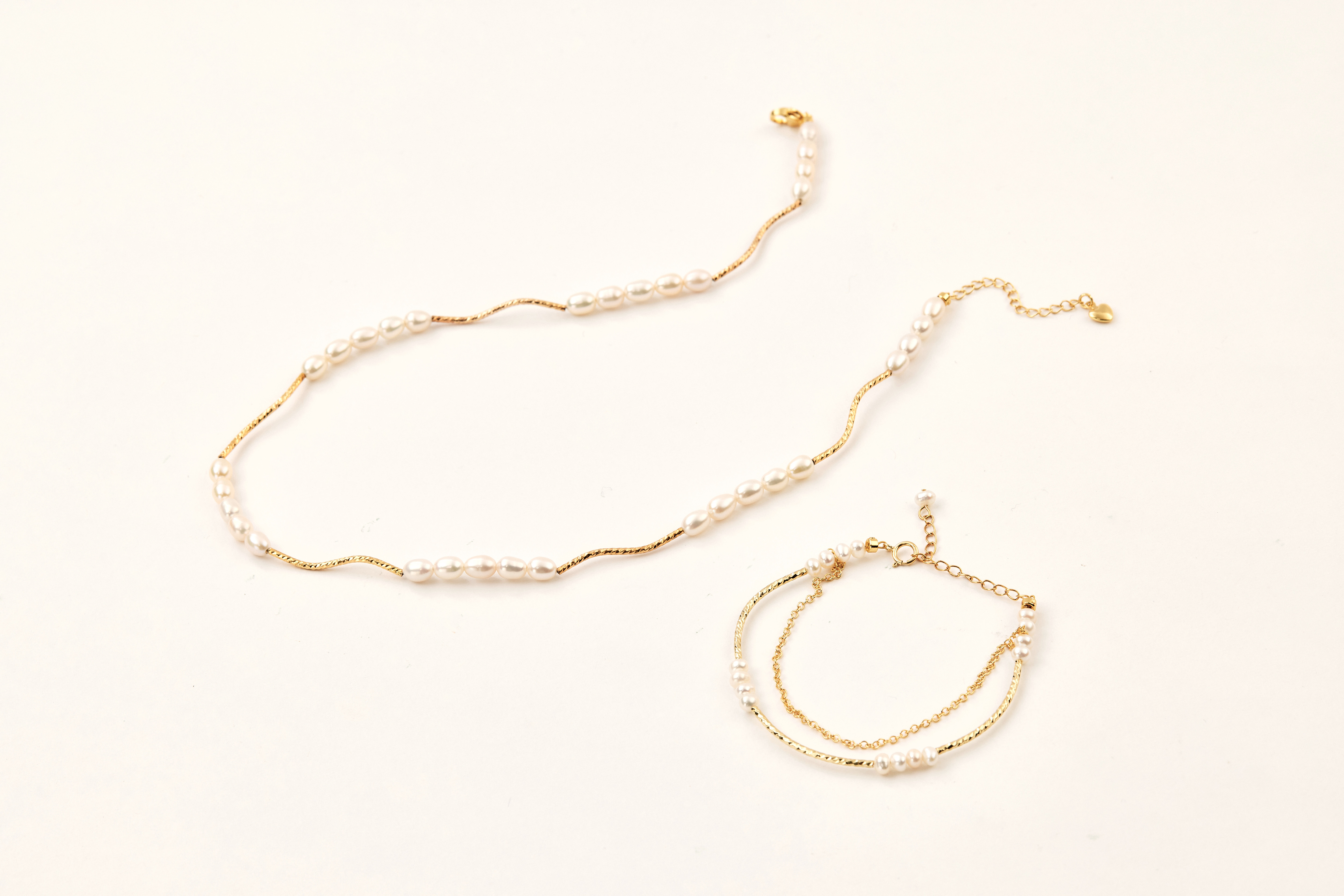 14kgf淡水珍珠雙鍊手鍊與同系列珍珠項鍊擺拍合照，展現一致風格與細膩質感