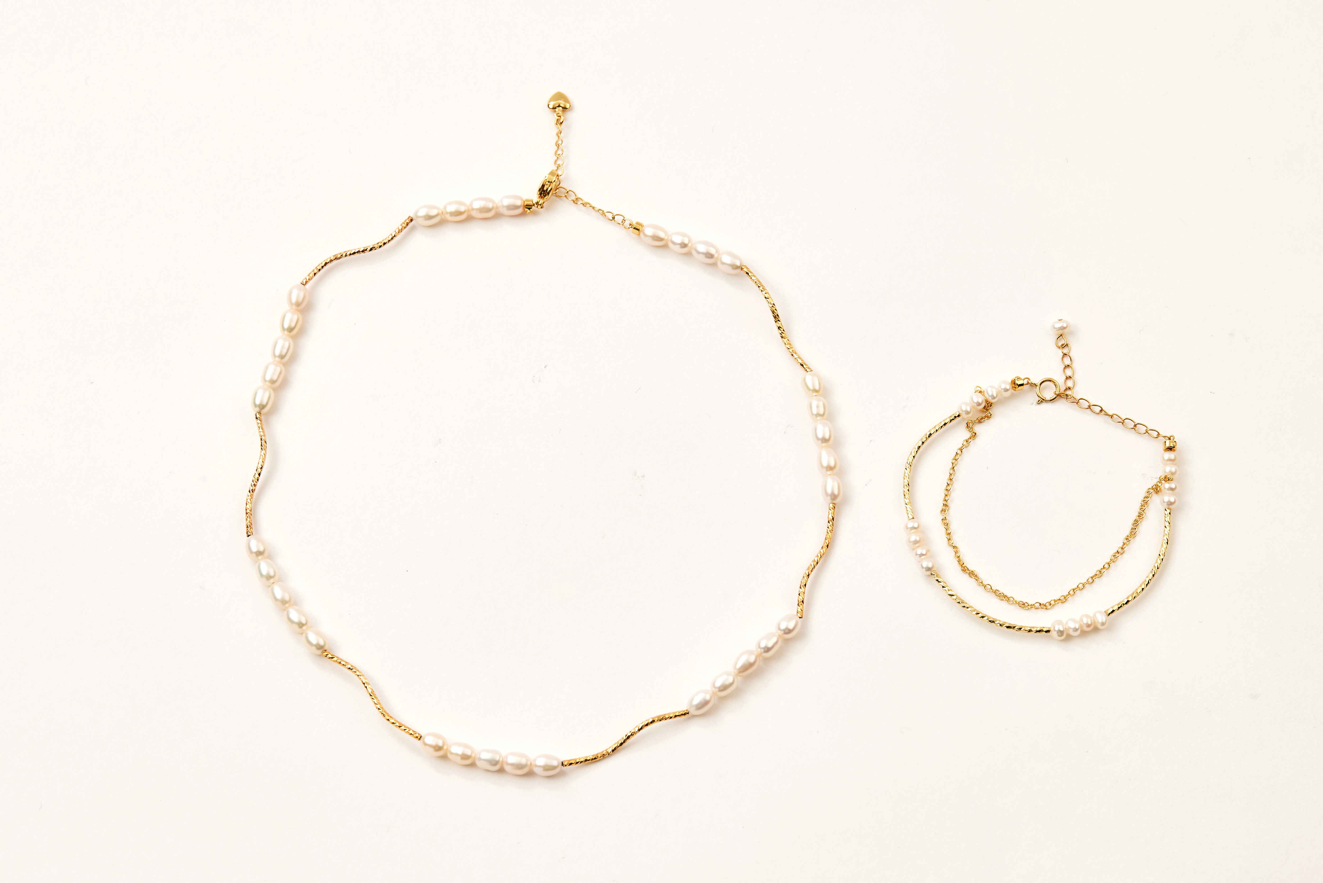 與項鍊合照展現組合搭配的完整視覺效果