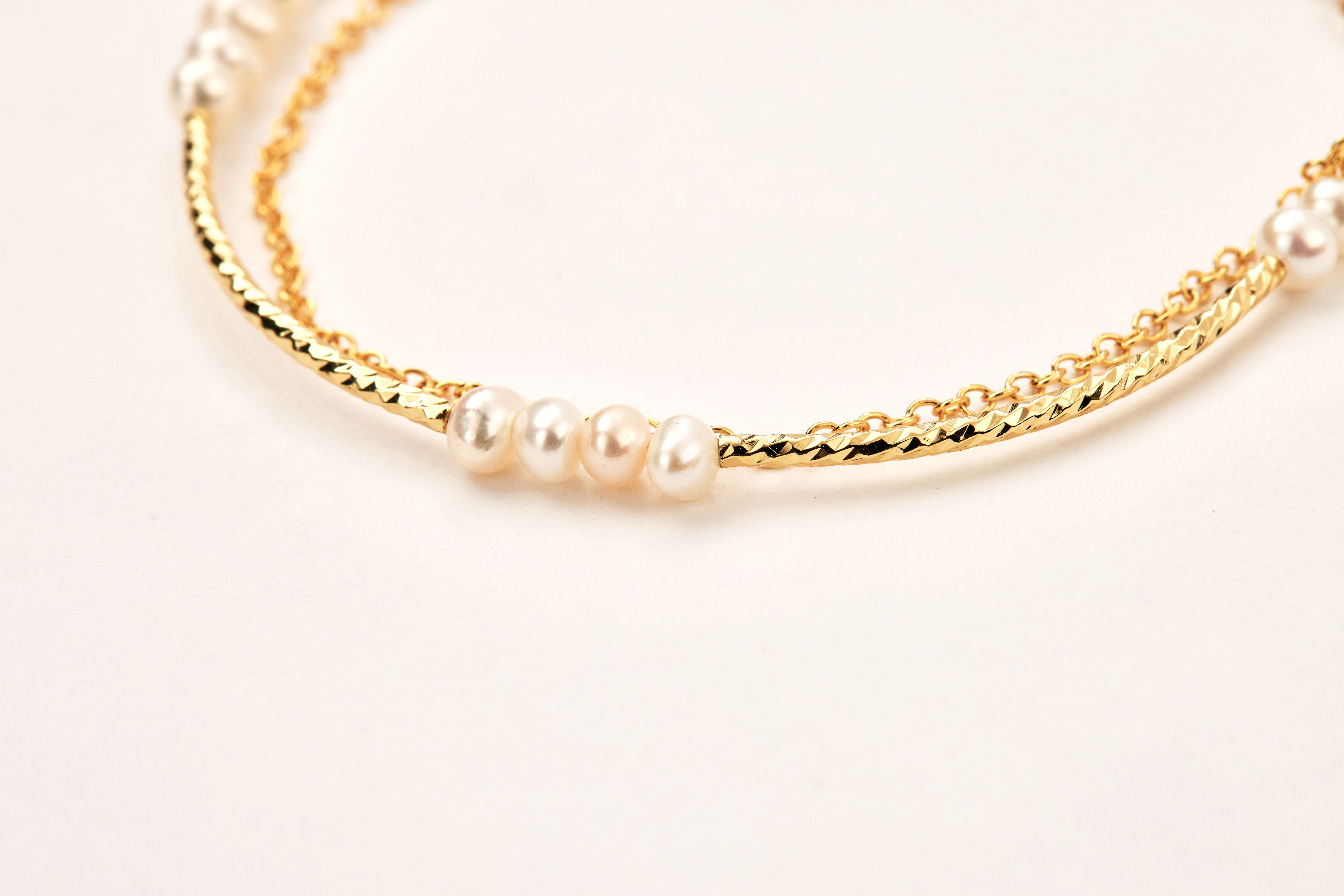 珍珠細節特寫照，清晰呈現珍珠圓潤質地與鍊結設計