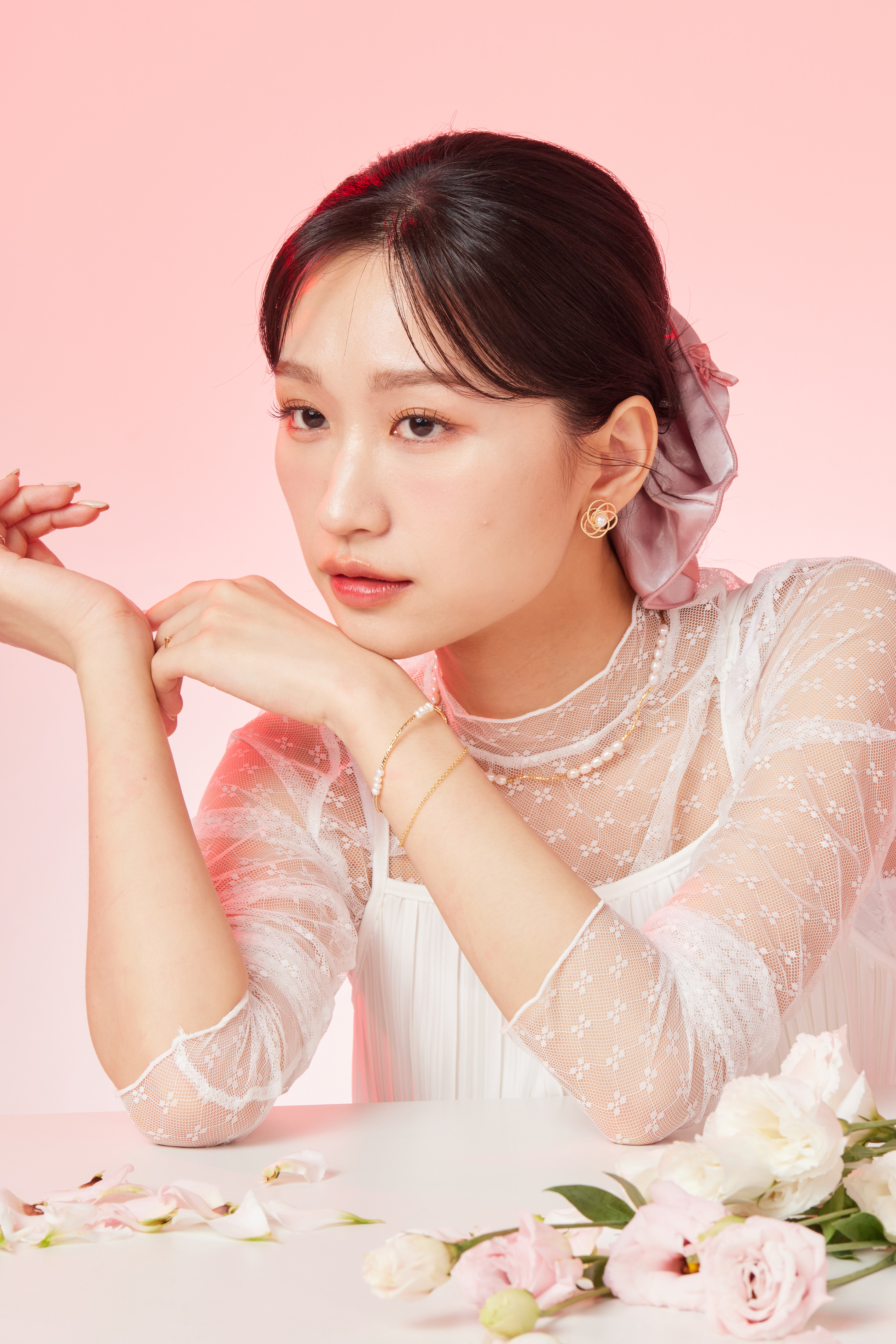 模特與項鍊搭配展示照，呈現整體配飾風格統一感