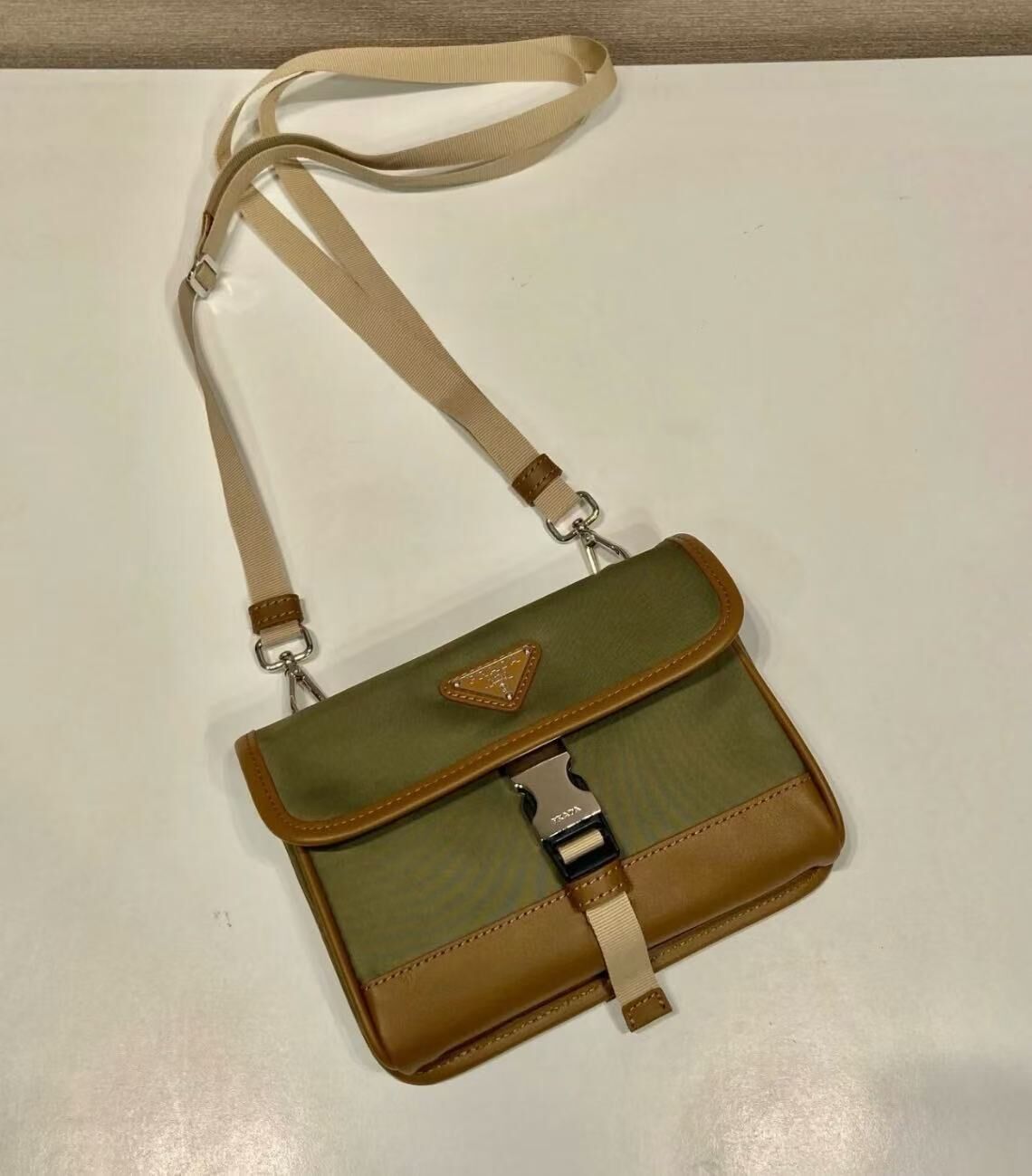 PR52-金屬三角形標誌可調節可拆卸肩帶手機包-T