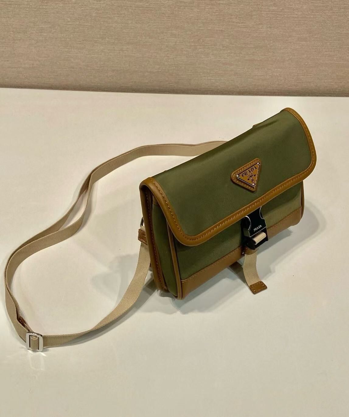 PR52-金屬三角形標誌可調節可拆卸肩帶手機包-T