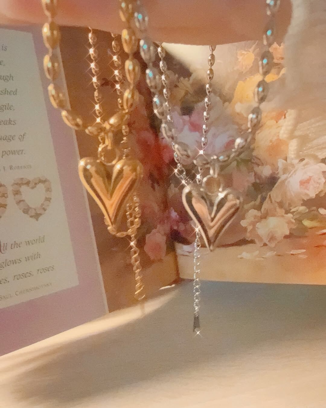 夏初的季節，是快樂的季節，也是適合談一個可愛戀愛的季節💗 浪漫的桃心是喜歡，由珠珠鍊子繞過一圈 表示這份喜歡一直下去，一直到永恆♾️  雖然長大後的我們，也許經歷過沒有永恆的愛情 但其中的酸楚、流過的眼淚、當時的美好 都是我們成長的永恆養分🌱 𝑭𝙤𝒓 𝒍𝙤𝒗𝙚 𝙩𝒐 𝒆𝙫𝒆𝙧 𝙡𝒂𝙨𝒕✨  珠珠鍊子不容易打結又少見，超棒🌟  - - - - - ■ N38 For love to ever last - 316L  ౨ৎ 𝙞𝙣𝙛𝙤. ౨ৎ ⟡ 材質：𝟥𝟣𝟨𝖫醫療鋼 ⟡ 顏色：金色、銀色 ⟡ 商品尺寸：項鍊鍊長 𝟦𝟢 ㎝ + 延長鏈 𝟧 ㎝ ㅣ手工測量ㅣ誤差± 𝟤 ㎝