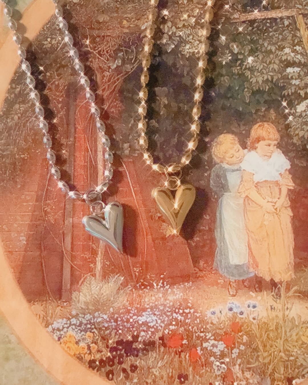 夏初的季節，是快樂的季節，也是適合談一個可愛戀愛的季節💗 浪漫的桃心是喜歡，由珠珠鍊子繞過一圈 表示這份喜歡一直下去，一直到永恆♾️  雖然長大後的我們，也許經歷過沒有永恆的愛情 但其中的酸楚、流過的眼淚、當時的美好 都是我們成長的永恆養分🌱 𝑭𝙤𝒓 𝒍𝙤𝒗𝙚 𝙩𝒐 𝒆𝙫𝒆𝙧 𝙡𝒂𝙨𝒕✨  珠珠鍊子不容易打結又少見，超棒🌟  - - - - - ■ N38 For love to ever last - 316L  ౨ৎ 𝙞𝙣𝙛𝙤. ౨ৎ ⟡ 材質：𝟥𝟣𝟨𝖫醫療鋼 ⟡ 顏色：金色、銀色 ⟡ 商品尺寸：項鍊鍊長 𝟦𝟢 ㎝ + 延長鏈 𝟧 ㎝ ㅣ手工測量ㅣ誤差± 𝟤 ㎝