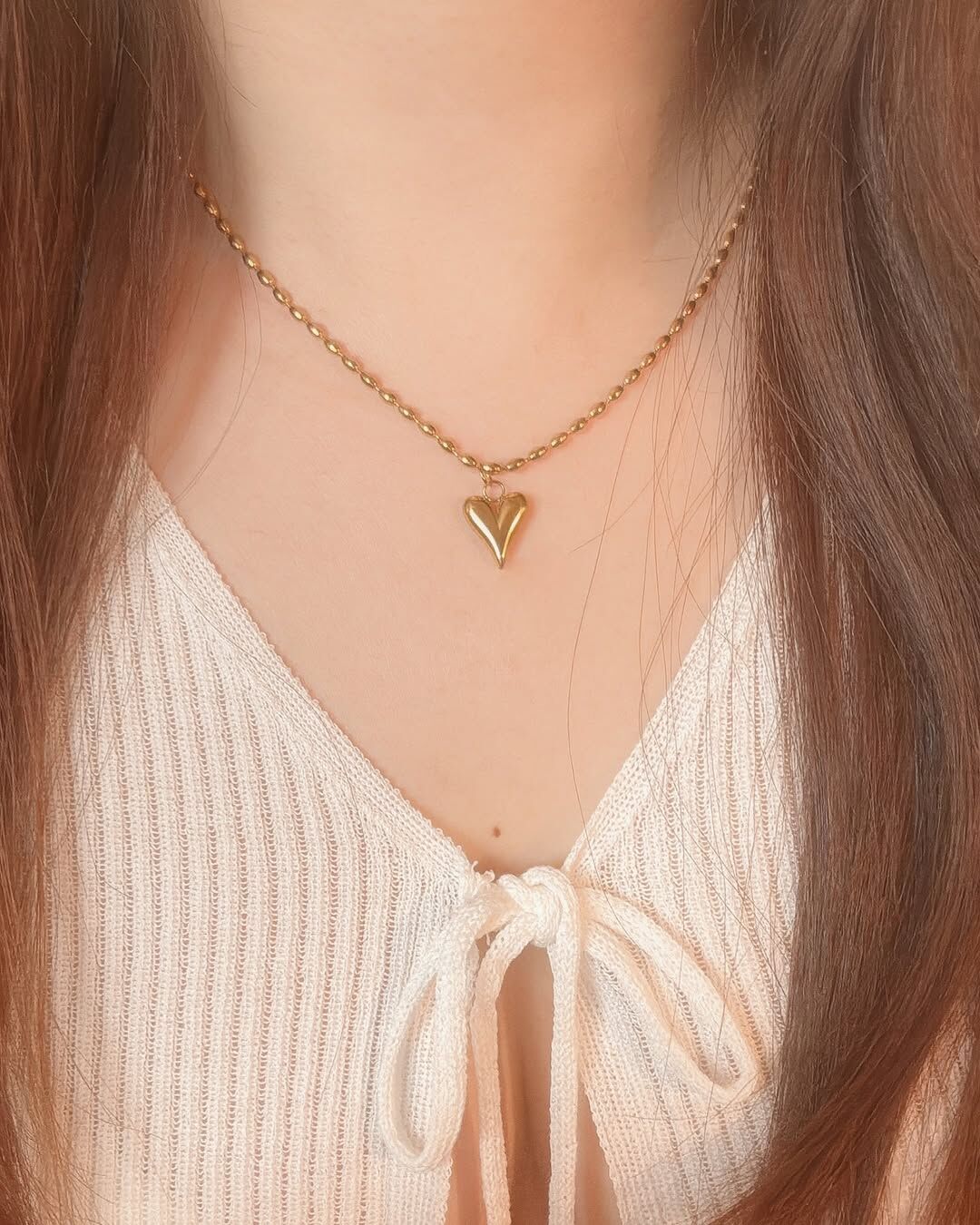 夏初的季節，是快樂的季節，也是適合談一個可愛戀愛的季節💗 浪漫的桃心是喜歡，由珠珠鍊子繞過一圈 表示這份喜歡一直下去，一直到永恆♾️  雖然長大後的我們，也許經歷過沒有永恆的愛情 但其中的酸楚、流過的眼淚、當時的美好 都是我們成長的永恆養分🌱 𝑭𝙤𝒓 𝒍𝙤𝒗𝙚 𝙩𝒐 𝒆𝙫𝒆𝙧 𝙡𝒂𝙨𝒕✨  珠珠鍊子不容易打結又少見，超棒🌟  - - - - - ■ N38 For love to ever last - 316L  ౨ৎ 𝙞𝙣𝙛𝙤. ౨ৎ ⟡ 材質：𝟥𝟣𝟨𝖫醫療鋼 ⟡ 顏色：金色、銀色 ⟡ 商品尺寸：項鍊鍊長 𝟦𝟢 ㎝ + 延長鏈 𝟧 ㎝ ㅣ手工測量ㅣ誤差± 𝟤 ㎝