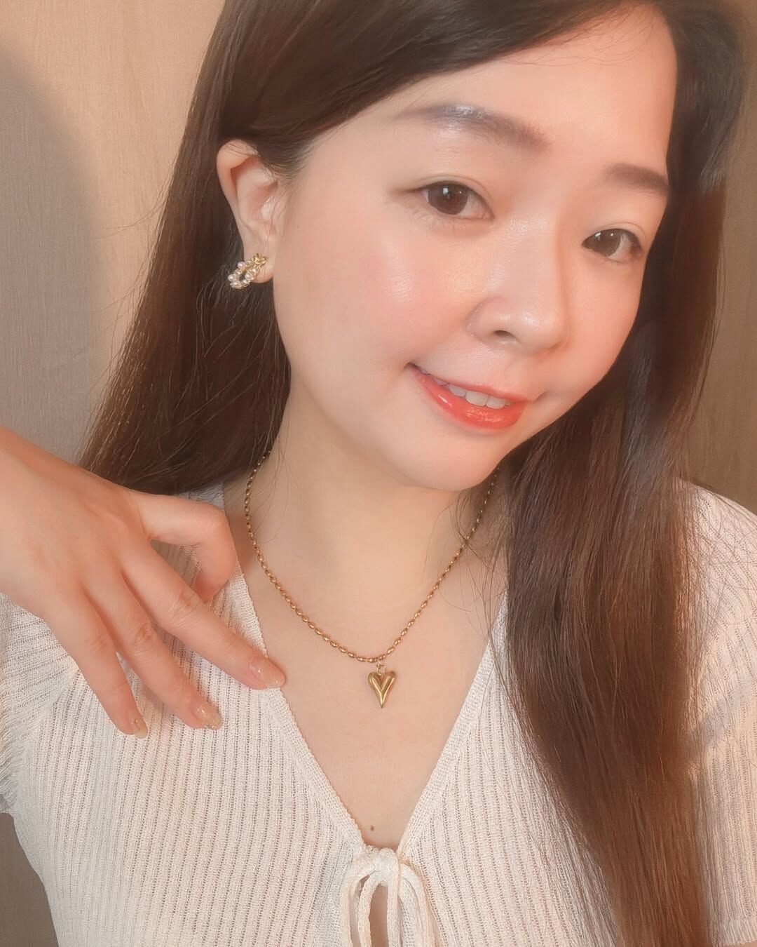 夏初的季節，是快樂的季節，也是適合談一個可愛戀愛的季節💗 浪漫的桃心是喜歡，由珠珠鍊子繞過一圈 表示這份喜歡一直下去，一直到永恆♾️  雖然長大後的我們，也許經歷過沒有永恆的愛情 但其中的酸楚、流過的眼淚、當時的美好 都是我們成長的永恆養分🌱 𝑭𝙤𝒓 𝒍𝙤𝒗𝙚 𝙩𝒐 𝒆𝙫𝒆𝙧 𝙡𝒂𝙨𝒕✨  珠珠鍊子不容易打結又少見，超棒🌟  - - - - - ■ N38 For love to ever last - 316L  ౨ৎ 𝙞𝙣𝙛𝙤. ౨ৎ ⟡ 材質：𝟥𝟣𝟨𝖫醫療鋼 ⟡ 顏色：金色、銀色 ⟡ 商品尺寸：項鍊鍊長 𝟦𝟢 ㎝ + 延長鏈 𝟧 ㎝ ㅣ手工測量ㅣ誤差± 𝟤 ㎝