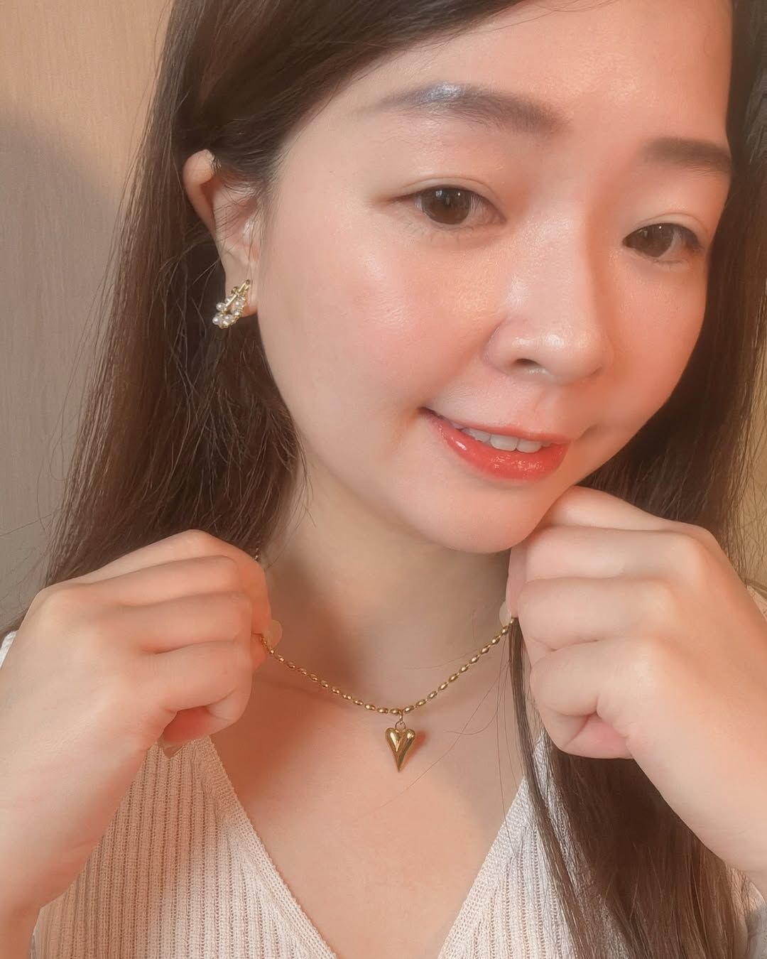 夏初的季節，是快樂的季節，也是適合談一個可愛戀愛的季節💗 浪漫的桃心是喜歡，由珠珠鍊子繞過一圈 表示這份喜歡一直下去，一直到永恆♾️  雖然長大後的我們，也許經歷過沒有永恆的愛情 但其中的酸楚、流過的眼淚、當時的美好 都是我們成長的永恆養分🌱 𝑭𝙤𝒓 𝒍𝙤𝒗𝙚 𝙩𝒐 𝒆𝙫𝒆𝙧 𝙡𝒂𝙨𝒕✨  珠珠鍊子不容易打結又少見，超棒🌟  - - - - - ■ N38 For love to ever last - 316L  ౨ৎ 𝙞𝙣𝙛𝙤. ౨ৎ ⟡ 材質：𝟥𝟣𝟨𝖫醫療鋼 ⟡ 顏色：金色、銀色 ⟡ 商品尺寸：項鍊鍊長 𝟦𝟢 ㎝ + 延長鏈 𝟧 ㎝ ㅣ手工測量ㅣ誤差± 𝟤 ㎝