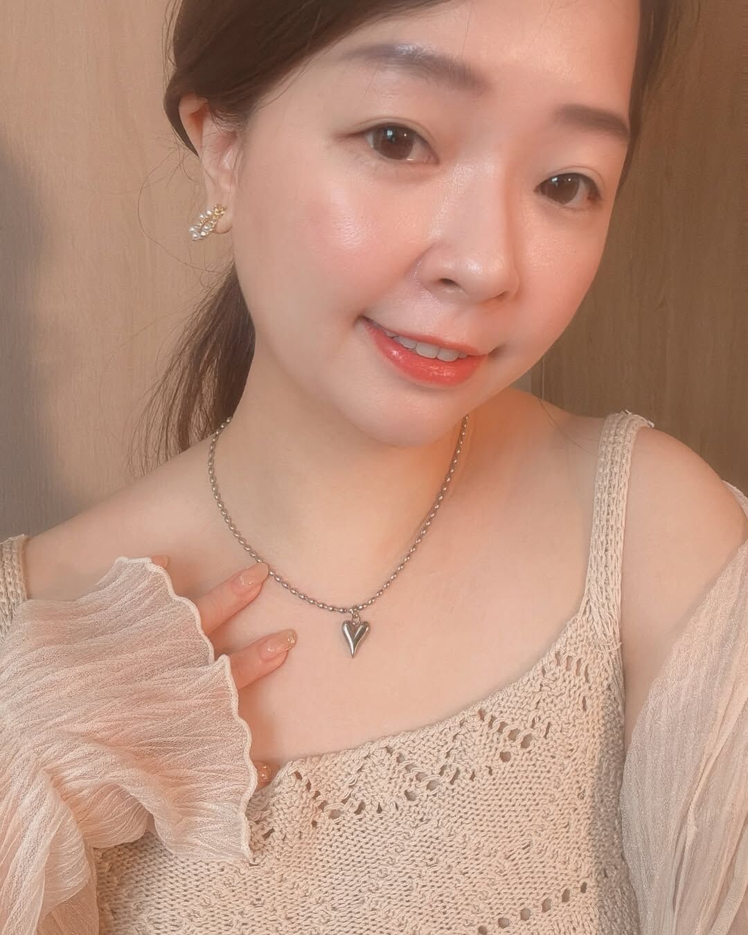 夏初的季節，是快樂的季節，也是適合談一個可愛戀愛的季節💗 浪漫的桃心是喜歡，由珠珠鍊子繞過一圈 表示這份喜歡一直下去，一直到永恆♾️  雖然長大後的我們，也許經歷過沒有永恆的愛情 但其中的酸楚、流過的眼淚、當時的美好 都是我們成長的永恆養分🌱 𝑭𝙤𝒓 𝒍𝙤𝒗𝙚 𝙩𝒐 𝒆𝙫𝒆𝙧 𝙡𝒂𝙨𝒕✨  珠珠鍊子不容易打結又少見，超棒🌟  - - - - - ■ N38 For love to ever last - 316L  ౨ৎ 𝙞𝙣𝙛𝙤. ౨ৎ ⟡ 材質：𝟥𝟣𝟨𝖫醫療鋼 ⟡ 顏色：金色、銀色 ⟡ 商品尺寸：項鍊鍊長 𝟦𝟢 ㎝ + 延長鏈 𝟧 ㎝ ㅣ手工測量ㅣ誤差± 𝟤 ㎝