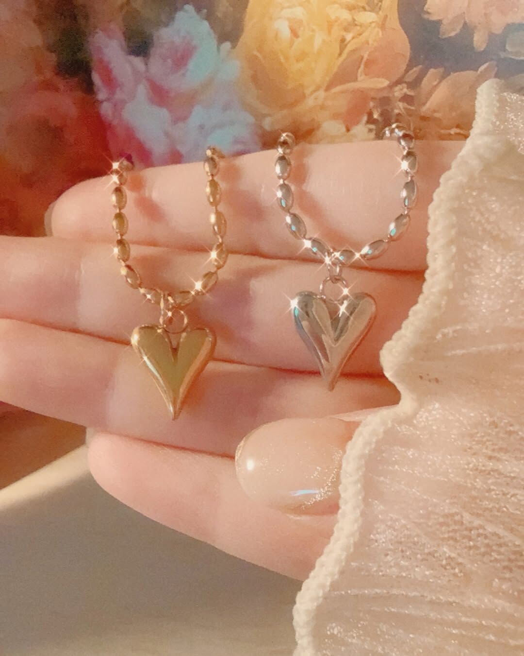 夏初的季節，是快樂的季節，也是適合談一個可愛戀愛的季節💗 浪漫的桃心是喜歡，由珠珠鍊子繞過一圈 表示這份喜歡一直下去，一直到永恆♾️  雖然長大後的我們，也許經歷過沒有永恆的愛情 但其中的酸楚、流過的眼淚、當時的美好 都是我們成長的永恆養分🌱 𝑭𝙤𝒓 𝒍𝙤𝒗𝙚 𝙩𝒐 𝒆𝙫𝒆𝙧 𝙡𝒂𝙨𝒕✨  珠珠鍊子不容易打結又少見，超棒🌟  - - - - - ■ N38 For love to ever last - 316L  ౨ৎ 𝙞𝙣𝙛𝙤. ౨ৎ ⟡ 材質：𝟥𝟣𝟨𝖫醫療鋼 ⟡ 顏色：金色、銀色 ⟡ 商品尺寸：項鍊鍊長 𝟦𝟢 ㎝ + 延長鏈 𝟧 ㎝ ㅣ手工測量ㅣ誤差± 𝟤 ㎝