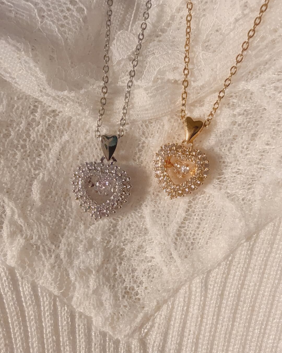 穿短袖、背心的季節來了 脖子上必須要有精緻亮眼的項鍊💫  這款挖到的漂亮寶貝真的美瘋…🍯✨ 鑲鑽的愛心，中間是跳動的鑽 華麗但不浮誇，好喜歡這個設計！  另一個小細節🔎 吊墜跟鏈子之間的連接還是用愛心型的配飾 整體甜美又有點輕熟女人感👠  有客人許願不要太可愛的款式 那這款可以嗎~~👼🏻☕️🪞