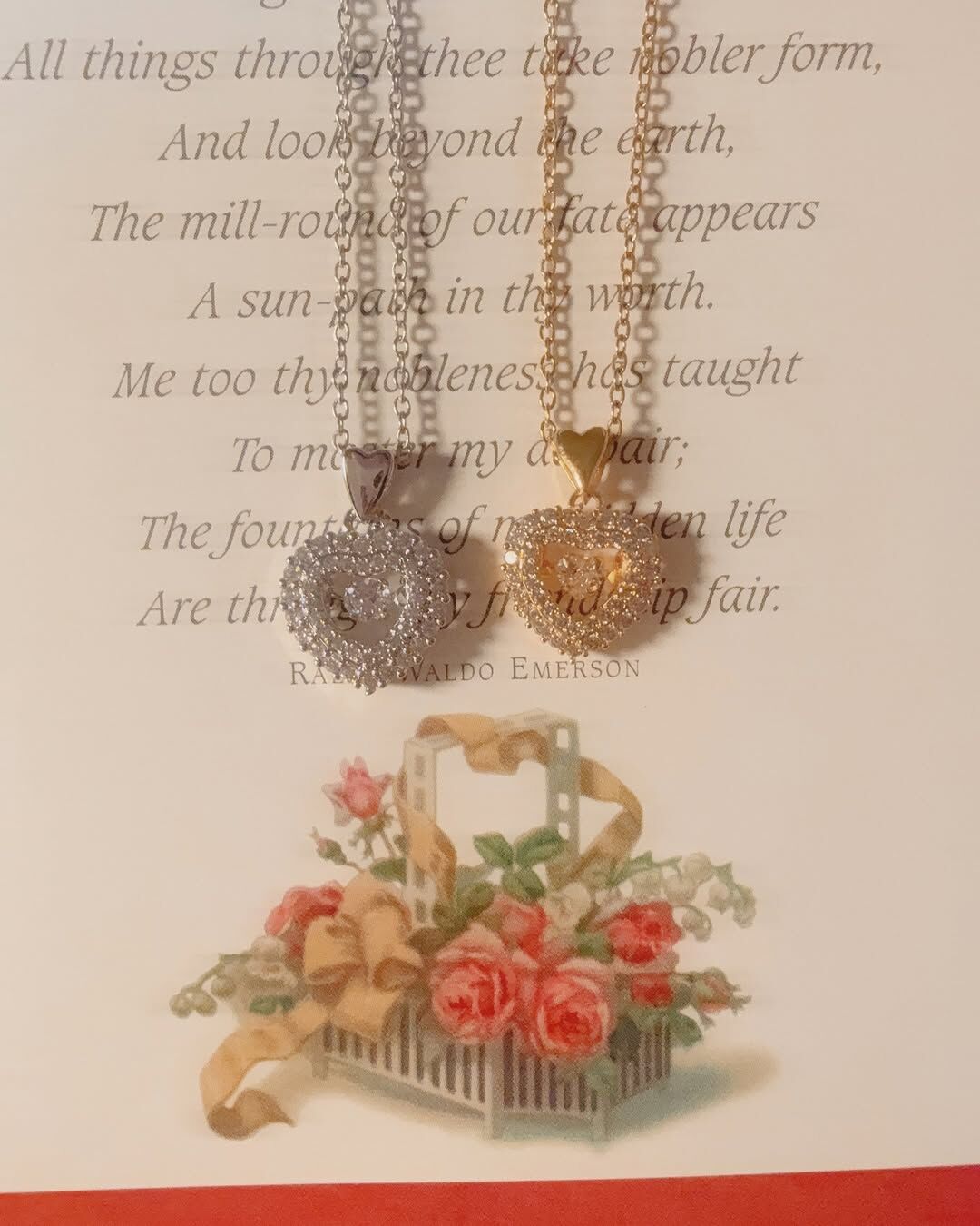 穿短袖、背心的季節來了 脖子上必須要有精緻亮眼的項鍊  這款挖到的漂亮寶貝真的美瘋…🍯✨ 鑲鑽的愛心，中間是跳動的鑽 華麗但不浮誇，好喜歡這個設計！  另一個小細節🔎 吊墜跟鏈子之間的連接還是用愛心型的配飾 整體甜美又有點輕熟女人感👠  有客人許願不要太可愛的款式 那這款可以嗎~~👼🏻☕️🪞