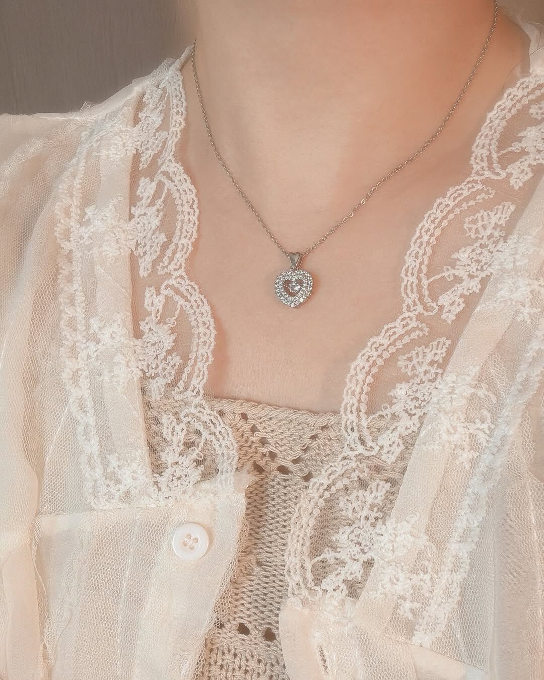 穿短袖、背心的季節來了 脖子上必須要有精緻亮眼的項鍊  這款挖到的漂亮寶貝真的美瘋…🍯✨ 鑲鑽的愛心，中間是跳動的鑽 華麗但不浮誇，好喜歡這個設計！  另一個小細節🔎 吊墜跟鏈子之間的連接還是用愛心型的配飾 整體甜美又有點輕熟女人感👠  有客人許願不要太可愛的款式 那這款可以嗎~~👼🏻☕️🪞