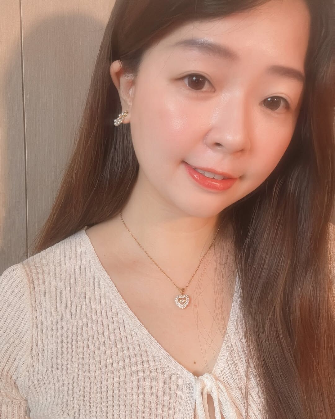 穿短袖、背心的季節來了 脖子上必須要有精緻亮眼的項鍊  這款挖到的漂亮寶貝真的美瘋…🍯✨ 鑲鑽的愛心，中間是跳動的鑽 華麗但不浮誇，好喜歡這個設計！  另一個小細節🔎 吊墜跟鏈子之間的連接還是用愛心型的配飾 整體甜美又有點輕熟女人感👠  有客人許願不要太可愛的款式 那這款可以嗎~~👼🏻☕️🪞