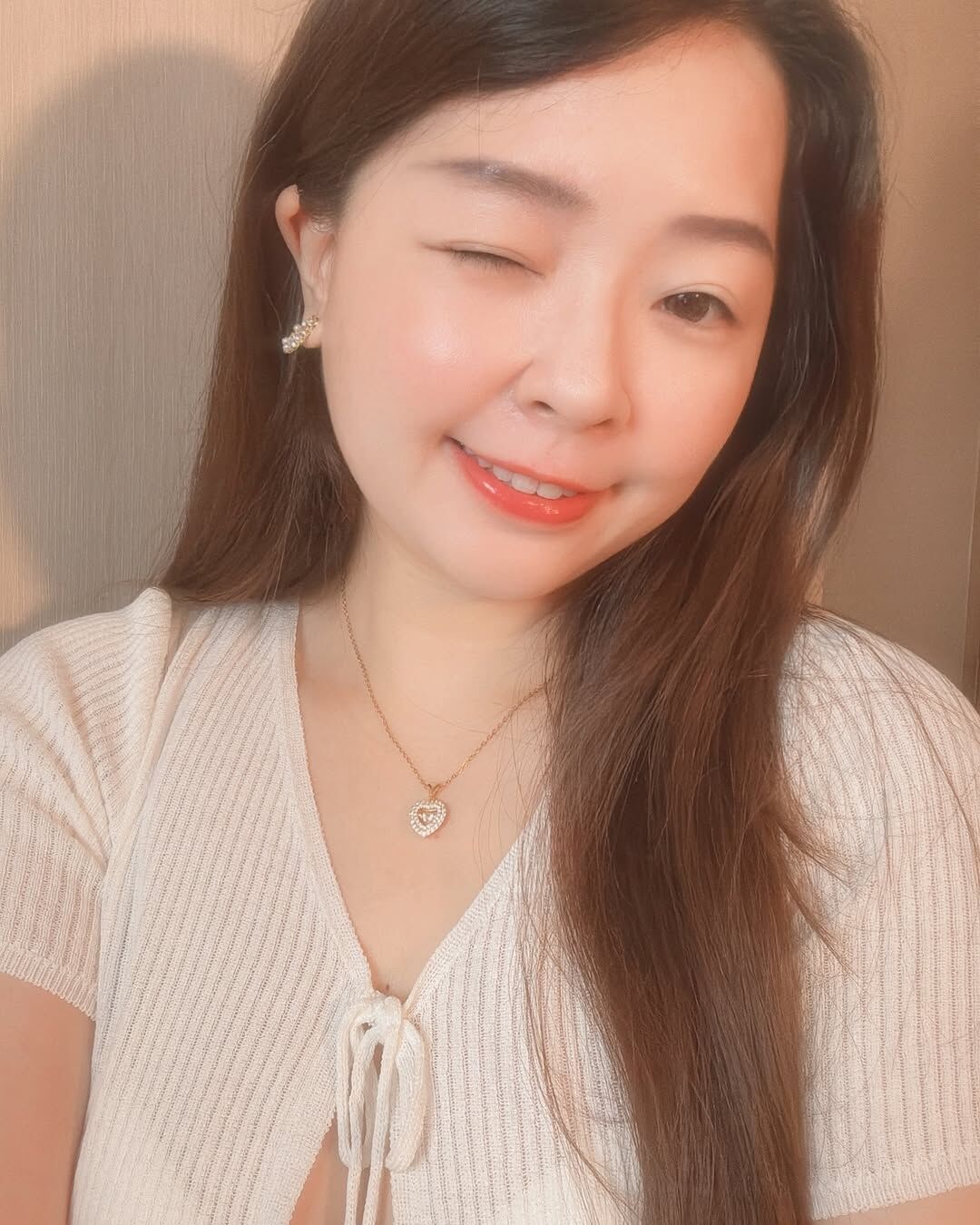 穿短袖、背心的季節來了 脖子上必須要有精緻亮眼的項鍊  這款挖到的漂亮寶貝真的美瘋…🍯✨ 鑲鑽的愛心，中間是跳動的鑽 華麗但不浮誇，好喜歡這個設計！  另一個小細節🔎 吊墜跟鏈子之間的連接還是用愛心型的配飾 整體甜美又有點輕熟女人感👠  有客人許願不要太可愛的款式 那這款可以嗎~~👼🏻☕️🪞