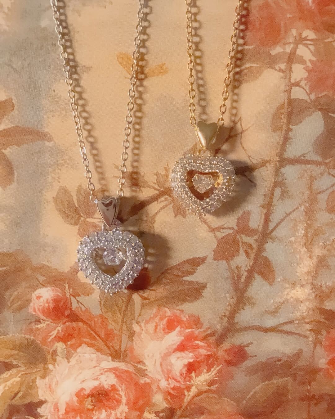 穿短袖、背心的季節來了 脖子上必須要有精緻亮眼的項鍊  這款挖到的漂亮寶貝真的美瘋…🍯✨ 鑲鑽的愛心，中間是跳動的鑽 華麗但不浮誇，好喜歡這個設計！  另一個小細節🔎 吊墜跟鏈子之間的連接還是用愛心型的配飾 整體甜美又有點輕熟女人感👠  有客人許願不要太可愛的款式 那這款可以嗎~~👼🏻☕️🪞