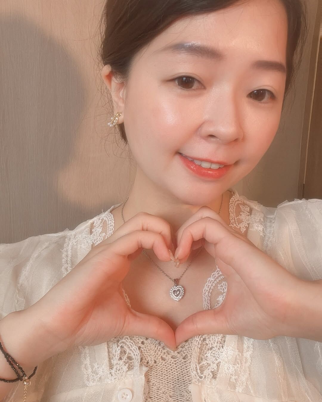 穿短袖、背心的季節來了 脖子上必須要有精緻亮眼的項鍊  這款挖到的漂亮寶貝真的美瘋…🍯✨ 鑲鑽的愛心，中間是跳動的鑽 華麗但不浮誇，好喜歡這個設計！  另一個小細節🔎 吊墜跟鏈子之間的連接還是用愛心型的配飾 整體甜美又有點輕熟女人感👠  有客人許願不要太可愛的款式 那這款可以嗎~~👼🏻☕️🪞