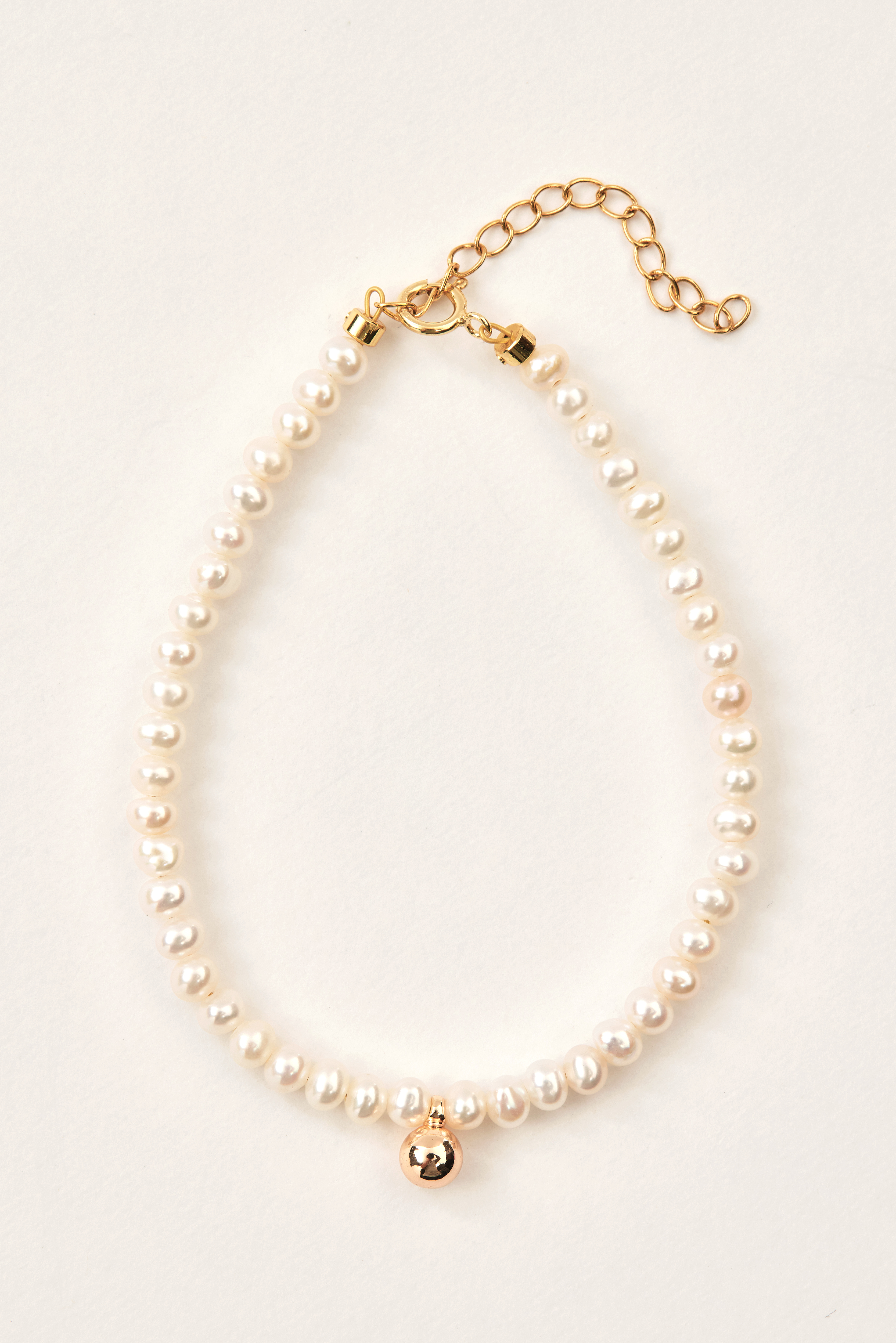 14kgf淡水珍珠金球手鍊單品擺拍，呈現整體設計輪廓與光澤