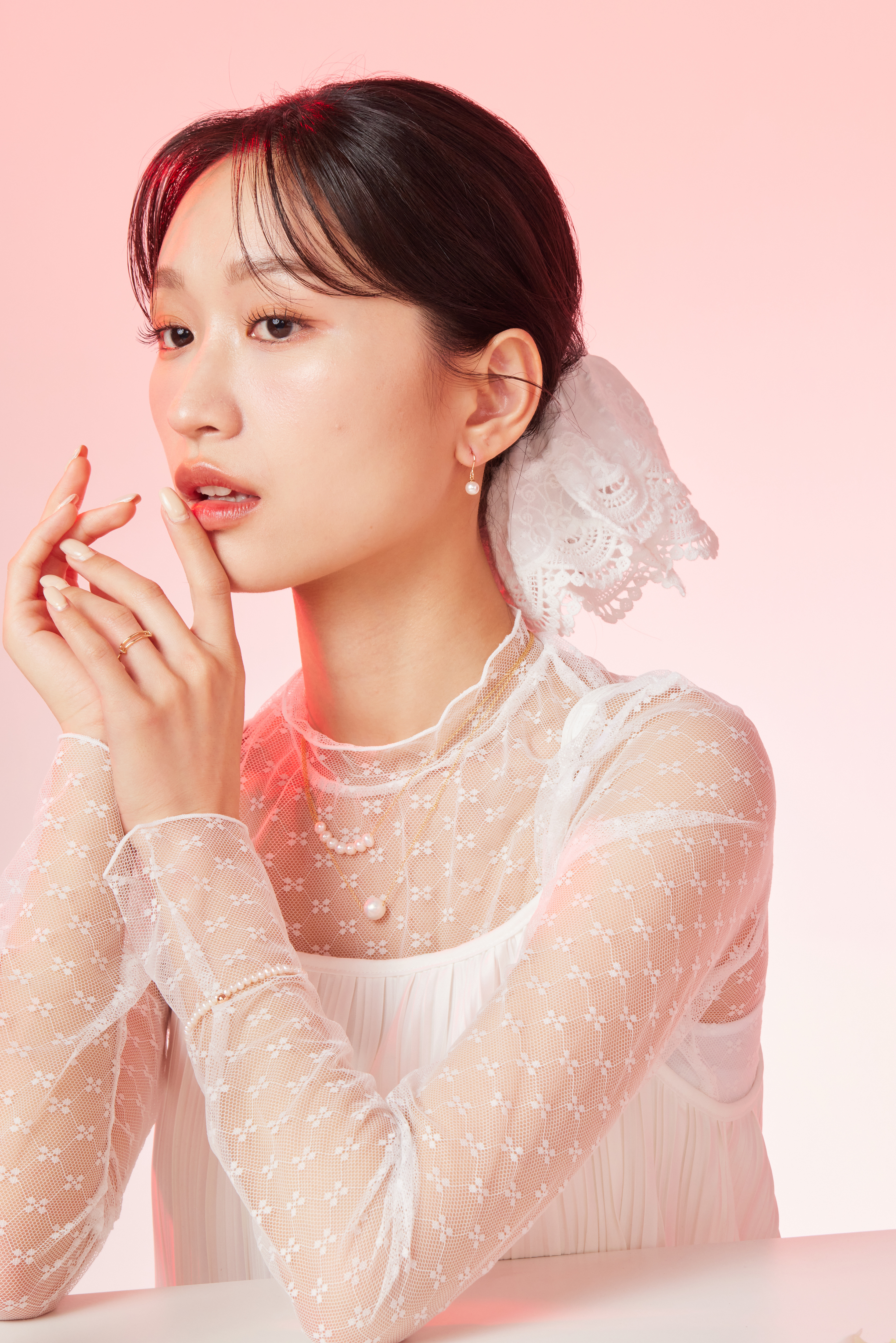 模特搭配輕盈穿搭風格，手鍊帶出溫柔與典雅氛圍