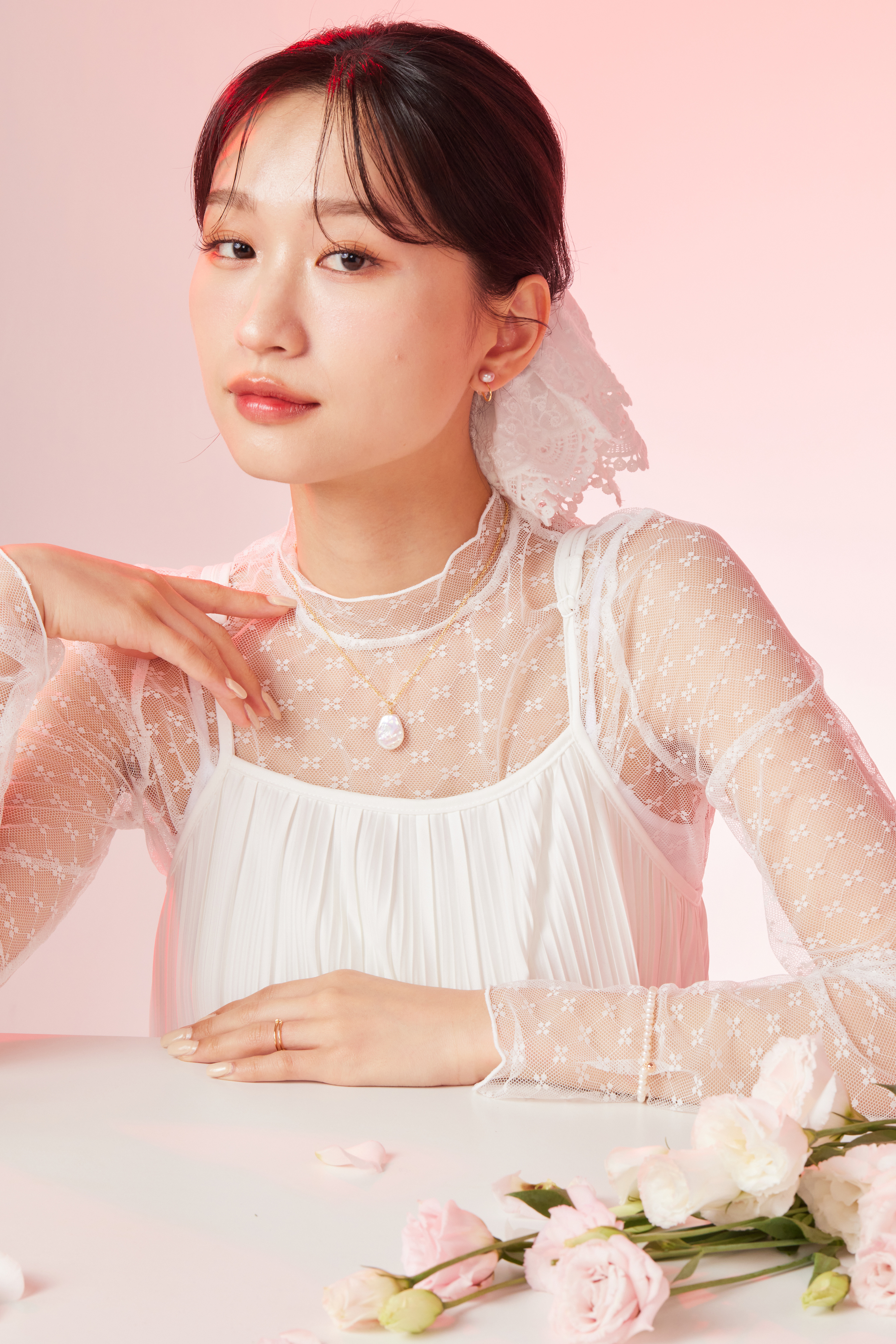 模特中景穿搭照，手鍊作為造型點綴，展現日常質感風格