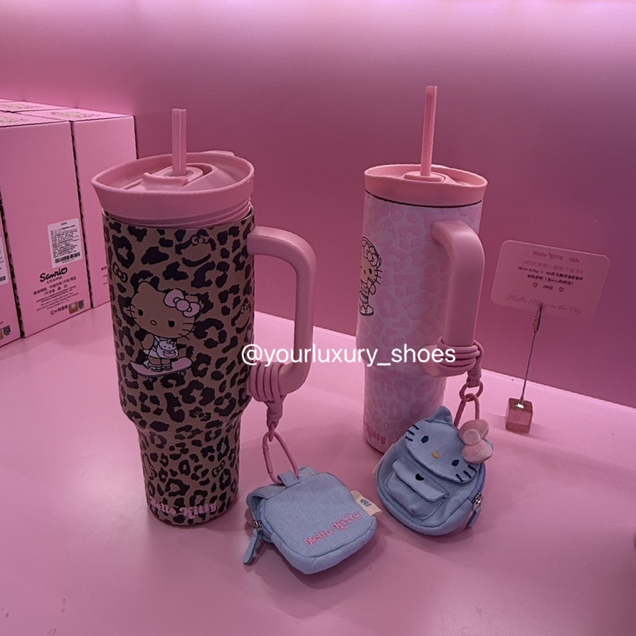 【Luxury】限量代購 部分現貨 宋雨琦同款 巨無霸保溫杯 野獸派 黑皮x HELLO KITTY 快閃店 飲水杯 直飲杯 水杯 豹紋 虎紋 奶茶 咖 粉 牛仔藍配色 送mini小包