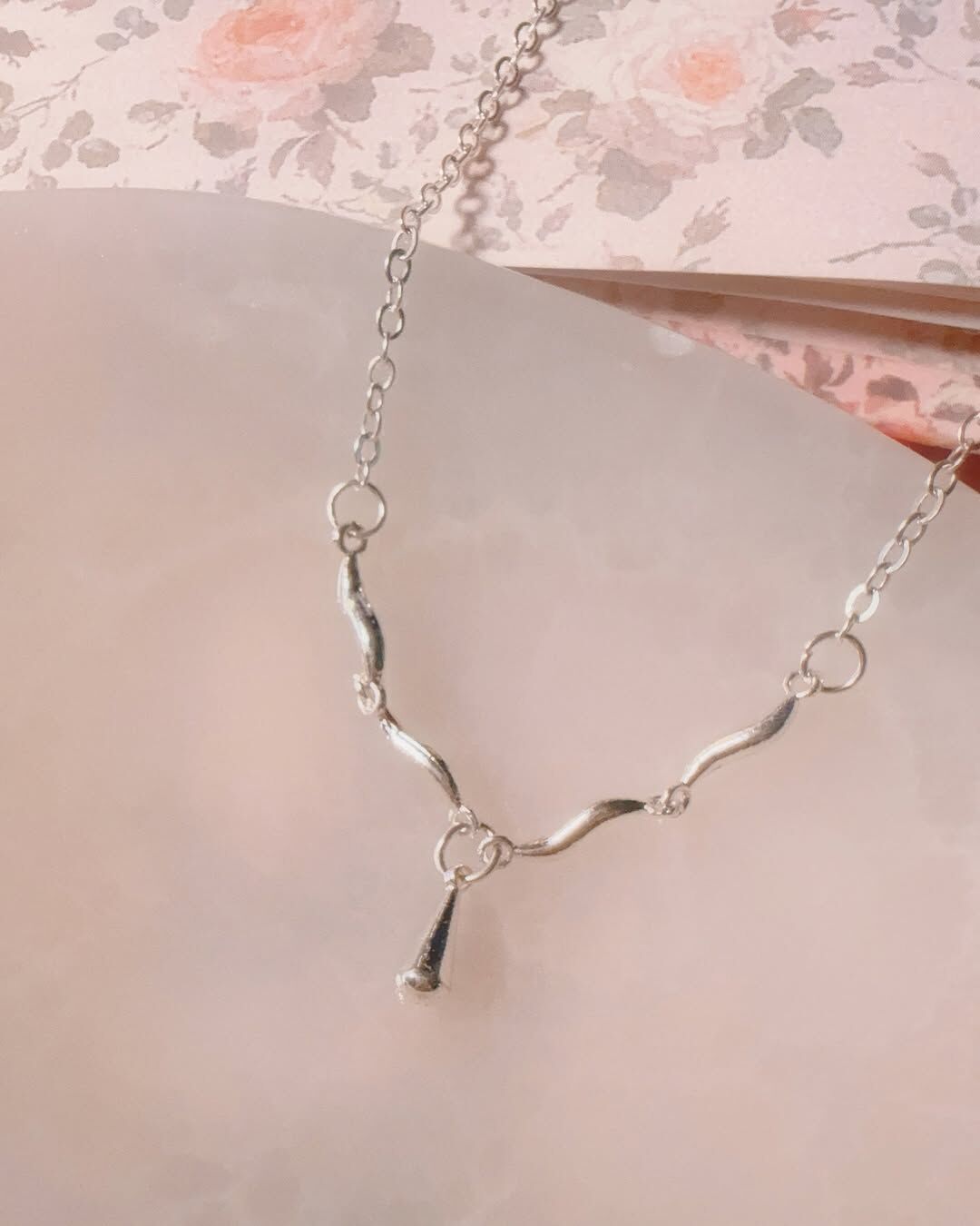 終於找到夢想中模樣的項鍊！ 微彎曲的形狀是女神浪漫捲髮的髮流🌊 形成的V字型像是神話女神的美麗頭飾 ྀི◟ ͜ ◞ ྀི 高雅、浪漫、神聖而亮麗🧝🏻‍♀️  𝑨𝒖𝒓𝒐𝒓𝒂在羅馬與希臘神話中是黎明女神 與美麗與光芒相關的女神✨ 每天清晨他會飛向天空 掀開黑夜的布簾 成為黎明的第一道曙光🪄💛  在荷馬史詩裡面 也時常描繪𝑨𝒖𝒓𝒐𝒓𝒂是一位極其美麗的女神 總是充滿光芒與活力💫 這真的是對這條漂亮的項鍊最符合的名字了