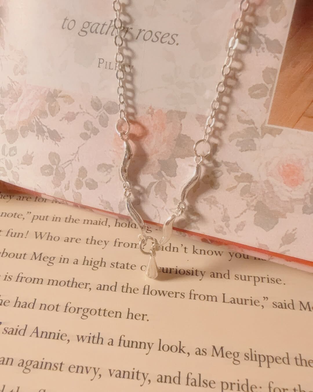 終於找到夢想中模樣的項鍊！ 微彎曲的形狀是女神浪漫捲髮的髮流🌊 形成的V字型像是神話女神的美麗頭飾 ྀི◟ ͜ ◞ ྀི 高雅、浪漫、神聖而亮麗🧝🏻‍♀️  𝑨𝒖𝒓𝒐𝒓𝒂在羅馬與希臘神話中是黎明女神 與美麗與光芒相關的女神✨ 每天清晨他會飛向天空 掀開黑夜的布簾 成為黎明的第一道曙光🪄💛  在荷馬史詩裡面 也時常描繪𝑨𝒖𝒓𝒐𝒓𝒂是一位極其美麗的女神 總是充滿光芒與活力💫 這真的是對這條漂亮的項鍊最符合的名字了