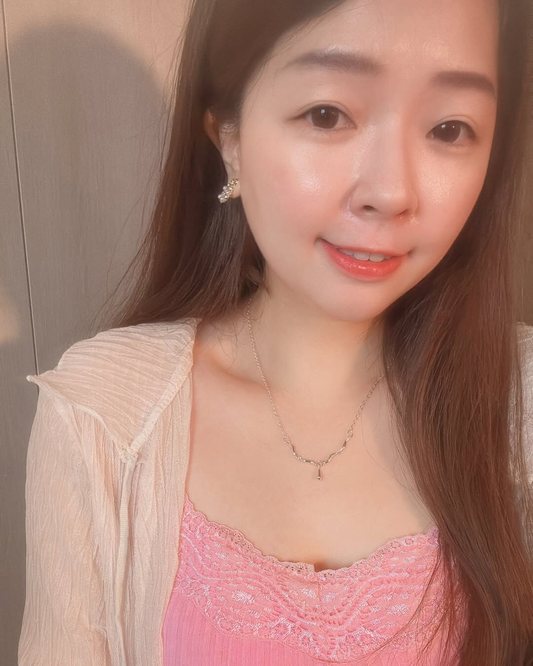 終於找到夢想中模樣的項鍊！ 微彎曲的形狀是女神浪漫捲髮的髮流🌊 形成的V字型像是神話女神的美麗頭飾 ྀི◟ ͜ ◞ ྀི 高雅、浪漫、神聖而亮麗🧝🏻‍♀️  𝑨𝒖𝒓𝒐𝒓𝒂在羅馬與希臘神話中是黎明女神 與美麗與光芒相關的女神✨ 每天清晨他會飛向天空 掀開黑夜的布簾 成為黎明的第一道曙光🪄💛  在荷馬史詩裡面 也時常描繪𝑨𝒖𝒓𝒐𝒓𝒂是一位極其美麗的女神 總是充滿光芒與活力💫 這真的是對這條漂亮的項鍊最符合的名字了