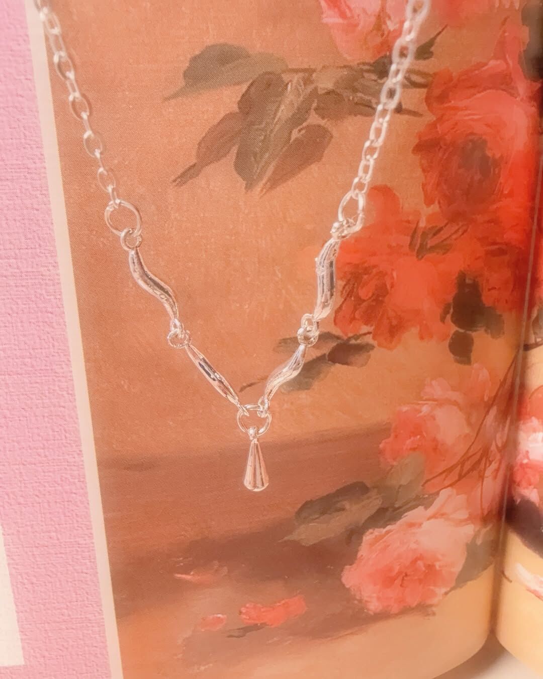 終於找到夢想中模樣的項鍊！ 微彎曲的形狀是女神浪漫捲髮的髮流🌊 形成的V字型像是神話女神的美麗頭飾 ྀི◟ ͜ ◞ ྀི 高雅、浪漫、神聖而亮麗🧝🏻‍♀️  𝑨𝒖𝒓𝒐𝒓𝒂在羅馬與希臘神話中是黎明女神 與美麗與光芒相關的女神✨ 每天清晨他會飛向天空 掀開黑夜的布簾 成為黎明的第一道曙光🪄💛  在荷馬史詩裡面 也時常描繪𝑨𝒖𝒓𝒐𝒓𝒂是一位極其美麗的女神 總是充滿光芒與活力💫 這真的是對這條漂亮的項鍊最符合的名字了