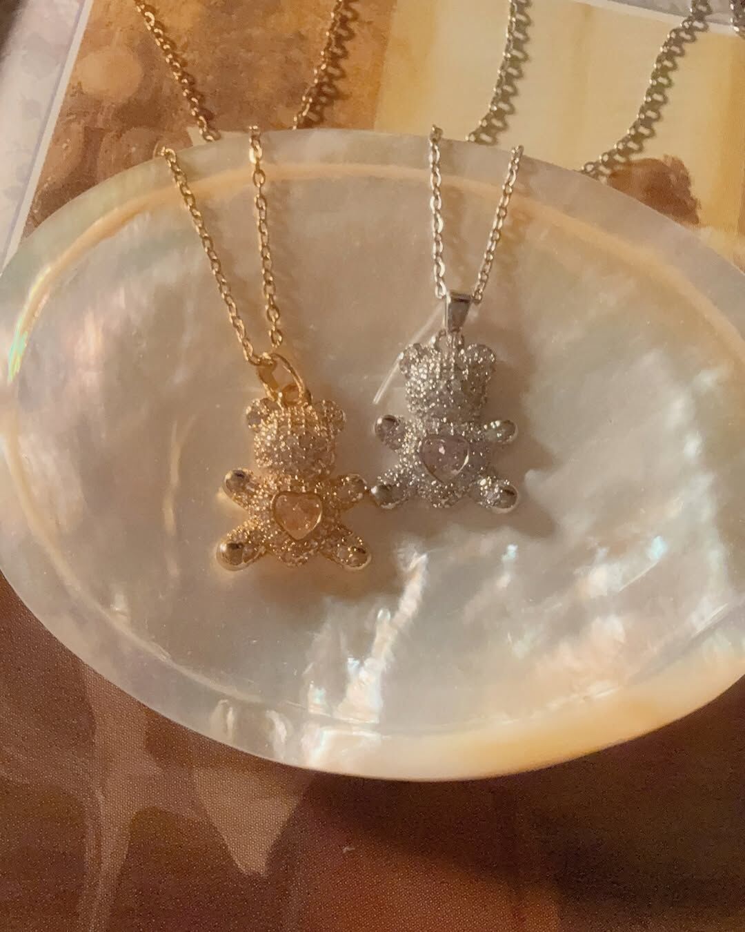 溫柔可愛的鑲鑽小熊，心是粉紅色的🩷 想一直抱著的hunny bear🍯‎♡⃛ ̖- 像從小最喜歡的那個娃娃𝜗𝜚 .ᐟ 在這個夏日送給親愛的的他/她巴(⁎⁍̴̛ᴗ⁍̴̛⁎)  - - - - - ■ N41 Be my hunny bear🧸 - 316L  ౨ৎ 𝙞𝙣𝙛𝙤. ౨ৎ ⟡ 材質：𝟥𝟣𝟨𝖫醫療鋼 ⟡ 顏色：金色、銀色 ⟡ 商品尺寸：項鍊鍊長 𝟦𝟢 ㎝ + 延長鏈 𝟧 ㎝ ㅣ手工測量ㅣ誤差± 𝟤 ㎝