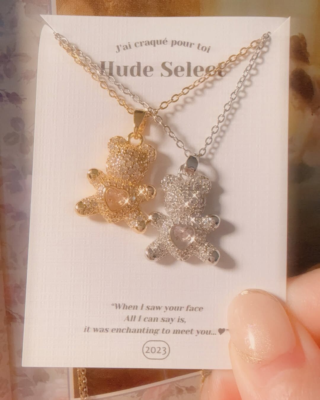 溫柔可愛的鑲鑽小熊，心是粉紅色的🩷 想一直抱著的hunny bear🍯‎♡⃛ ̖- 像從小最喜歡的那個娃娃𝜗𝜚 .ᐟ 在這個夏日送給親愛的的他/她巴(⁎⁍̴̛ᴗ⁍̴̛⁎)  - - - - - ■ N41 Be my hunny bear🧸 - 316L  ౨ৎ 𝙞𝙣𝙛𝙤. ౨ৎ ⟡ 材質：𝟥𝟣𝟨𝖫醫療鋼 ⟡ 顏色：金色、銀色 ⟡ 商品尺寸：項鍊鍊長 𝟦𝟢 ㎝ + 延長鏈 𝟧 ㎝ ㅣ手工測量ㅣ誤差± 𝟤 ㎝