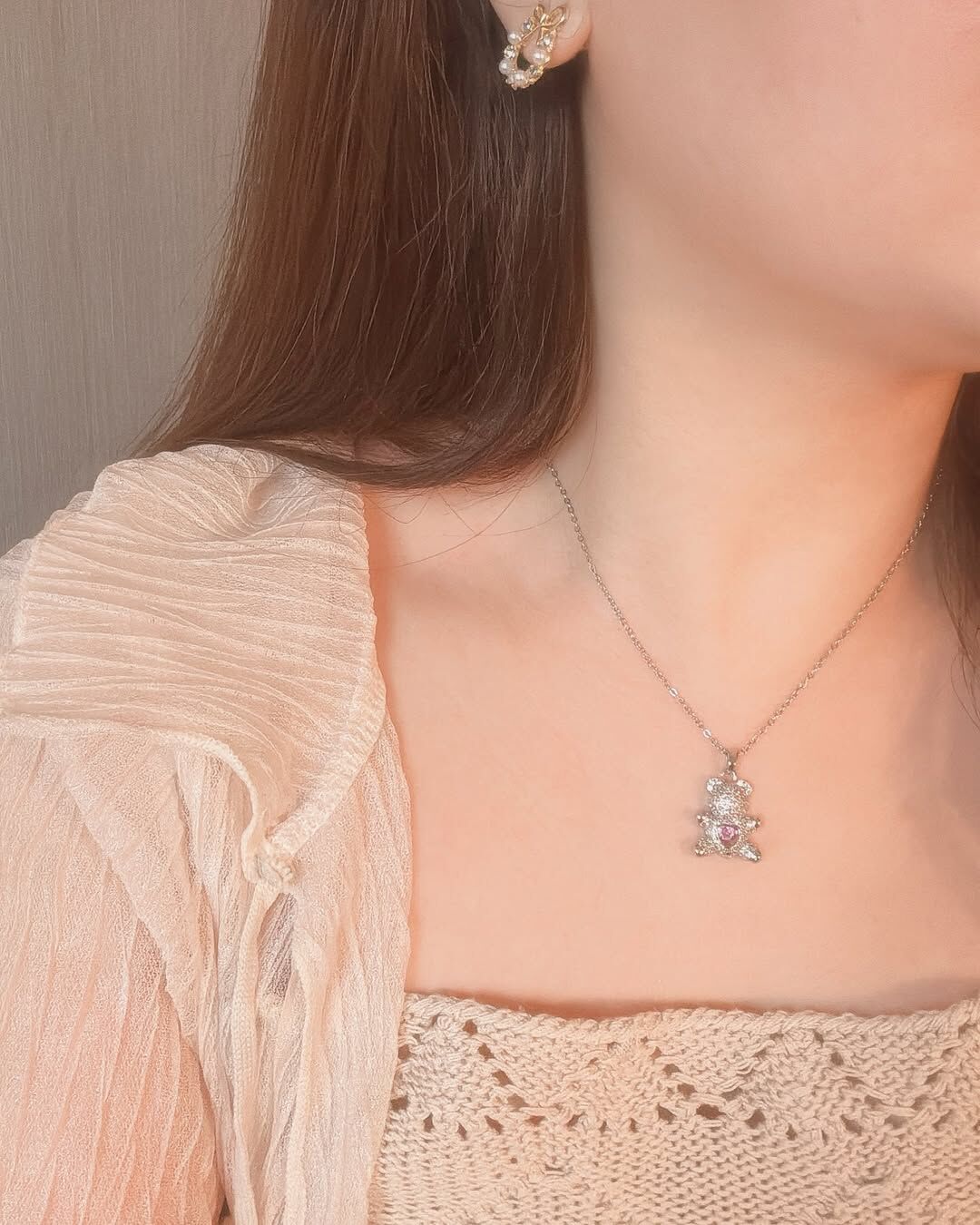 溫柔可愛的鑲鑽小熊，心是粉紅色的🩷 想一直抱著的hunny bear🍯‎♡⃛ ̖- 像從小最喜歡的那個娃娃𝜗𝜚 .ᐟ 在這個夏日送給親愛的的他/她巴(⁎⁍̴̛ᴗ⁍̴̛⁎)  - - - - - ■ N41 Be my hunny bear🧸 - 316L  ౨ৎ 𝙞𝙣𝙛𝙤. ౨ৎ ⟡ 材質：𝟥𝟣𝟨𝖫醫療鋼 ⟡ 顏色：金色、銀色 ⟡ 商品尺寸：項鍊鍊長 𝟦𝟢 ㎝ + 延長鏈 𝟧 ㎝ ㅣ手工測量ㅣ誤差± 𝟤 ㎝