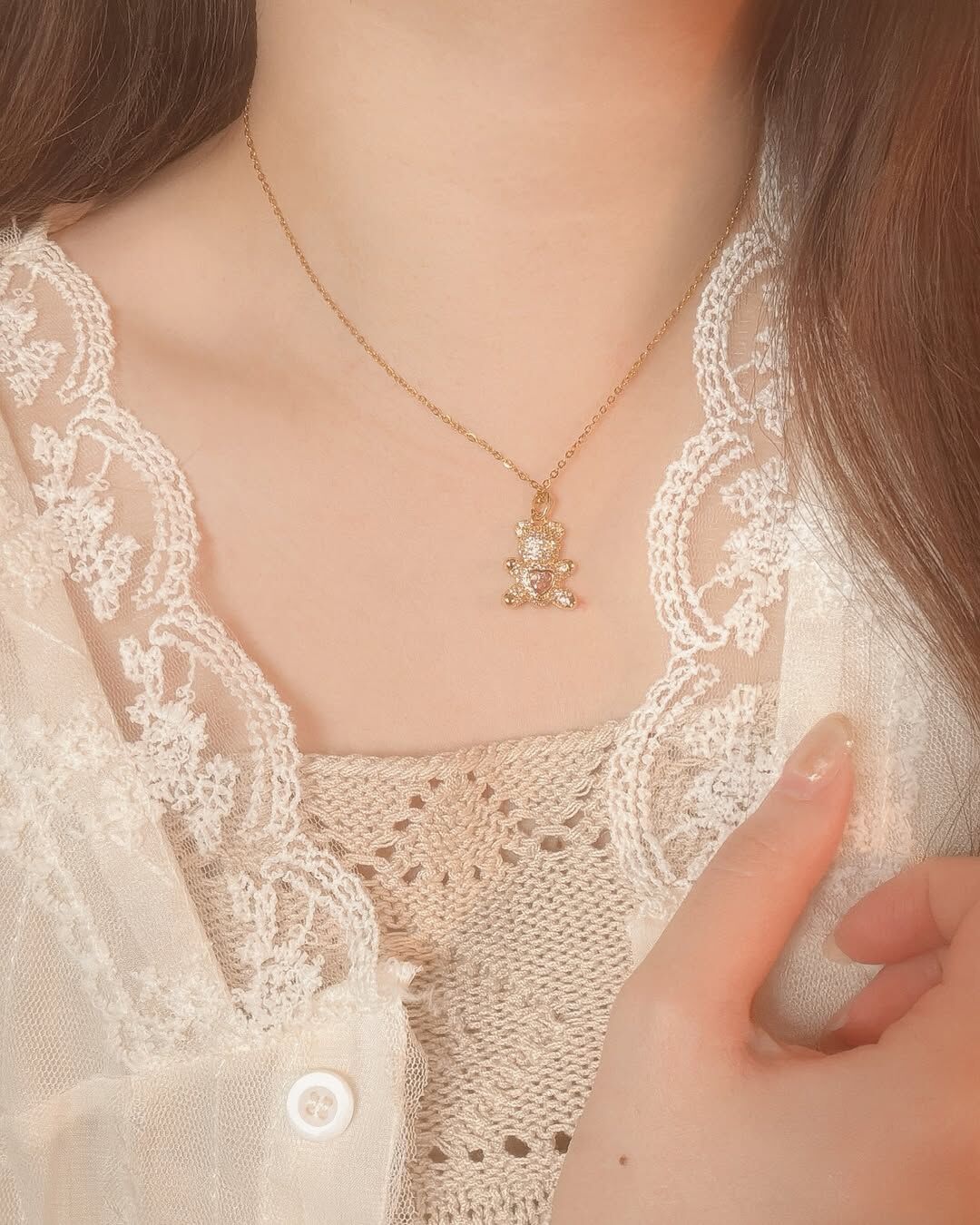 溫柔可愛的鑲鑽小熊，心是粉紅色的🩷 想一直抱著的hunny bear🍯‎♡⃛ ̖- 像從小最喜歡的那個娃娃𝜗𝜚 .ᐟ 在這個夏日送給親愛的的他/她巴(⁎⁍̴̛ᴗ⁍̴̛⁎)  - - - - - ■ N41 Be my hunny bear🧸 - 316L  ౨ৎ 𝙞𝙣𝙛𝙤. ౨ৎ ⟡ 材質：𝟥𝟣𝟨𝖫醫療鋼 ⟡ 顏色：金色、銀色 ⟡ 商品尺寸：項鍊鍊長 𝟦𝟢 ㎝ + 延長鏈 𝟧 ㎝ ㅣ手工測量ㅣ誤差± 𝟤 ㎝