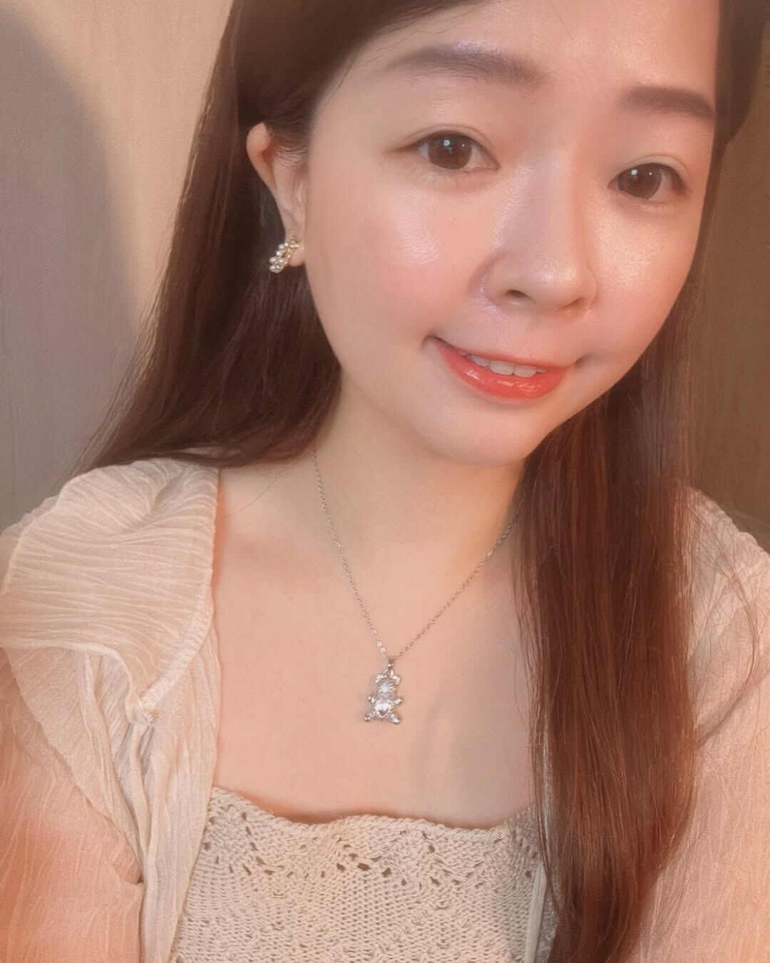 溫柔可愛的鑲鑽小熊，心是粉紅色的🩷 想一直抱著的hunny bear🍯‎♡⃛ ̖- 像從小最喜歡的那個娃娃𝜗𝜚 .ᐟ 在這個夏日送給親愛的的他/她巴(⁎⁍̴̛ᴗ⁍̴̛⁎)  - - - - - ■ N41 Be my hunny bear🧸 - 316L  ౨ৎ 𝙞𝙣𝙛𝙤. ౨ৎ ⟡ 材質：𝟥𝟣𝟨𝖫醫療鋼 ⟡ 顏色：金色、銀色 ⟡ 商品尺寸：項鍊鍊長 𝟦𝟢 ㎝ + 延長鏈 𝟧 ㎝ ㅣ手工測量ㅣ誤差± 𝟤 ㎝