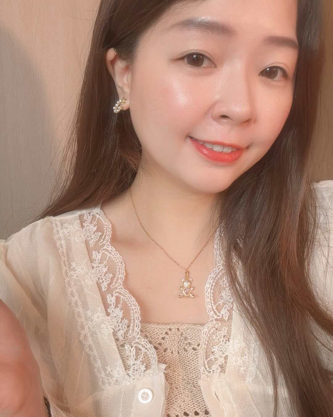 溫柔可愛的鑲鑽小熊，心是粉紅色的🩷 想一直抱著的hunny bear🍯‎♡⃛ ̖- 像從小最喜歡的那個娃娃𝜗𝜚 .ᐟ 在這個夏日送給親愛的的他/她巴(⁎⁍̴̛ᴗ⁍̴̛⁎)  - - - - - ■ N41 Be my hunny bear🧸 - 316L  ౨ৎ 𝙞𝙣𝙛𝙤. ౨ৎ ⟡ 材質：𝟥𝟣𝟨𝖫醫療鋼 ⟡ 顏色：金色、銀色 ⟡ 商品尺寸：項鍊鍊長 𝟦𝟢 ㎝ + 延長鏈 𝟧 ㎝ ㅣ手工測量ㅣ誤差± 𝟤 ㎝