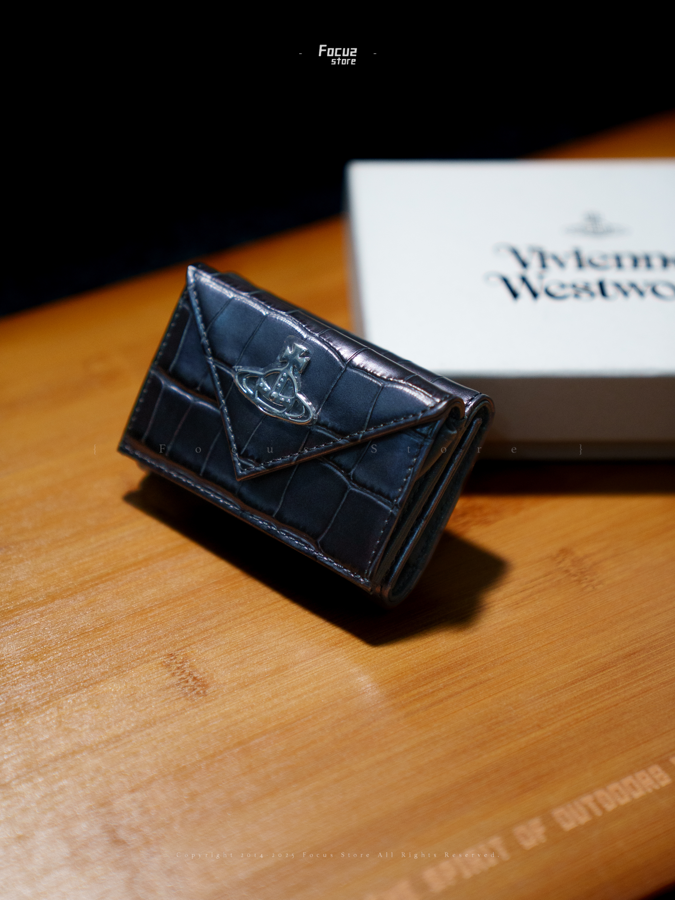 【Focus Store】現貨秒發 Vivienne Westwood Gunmetal Envelope Billfold Wallet 淺灰紫 鱷魚壓紋牛皮 迷你三折錢包