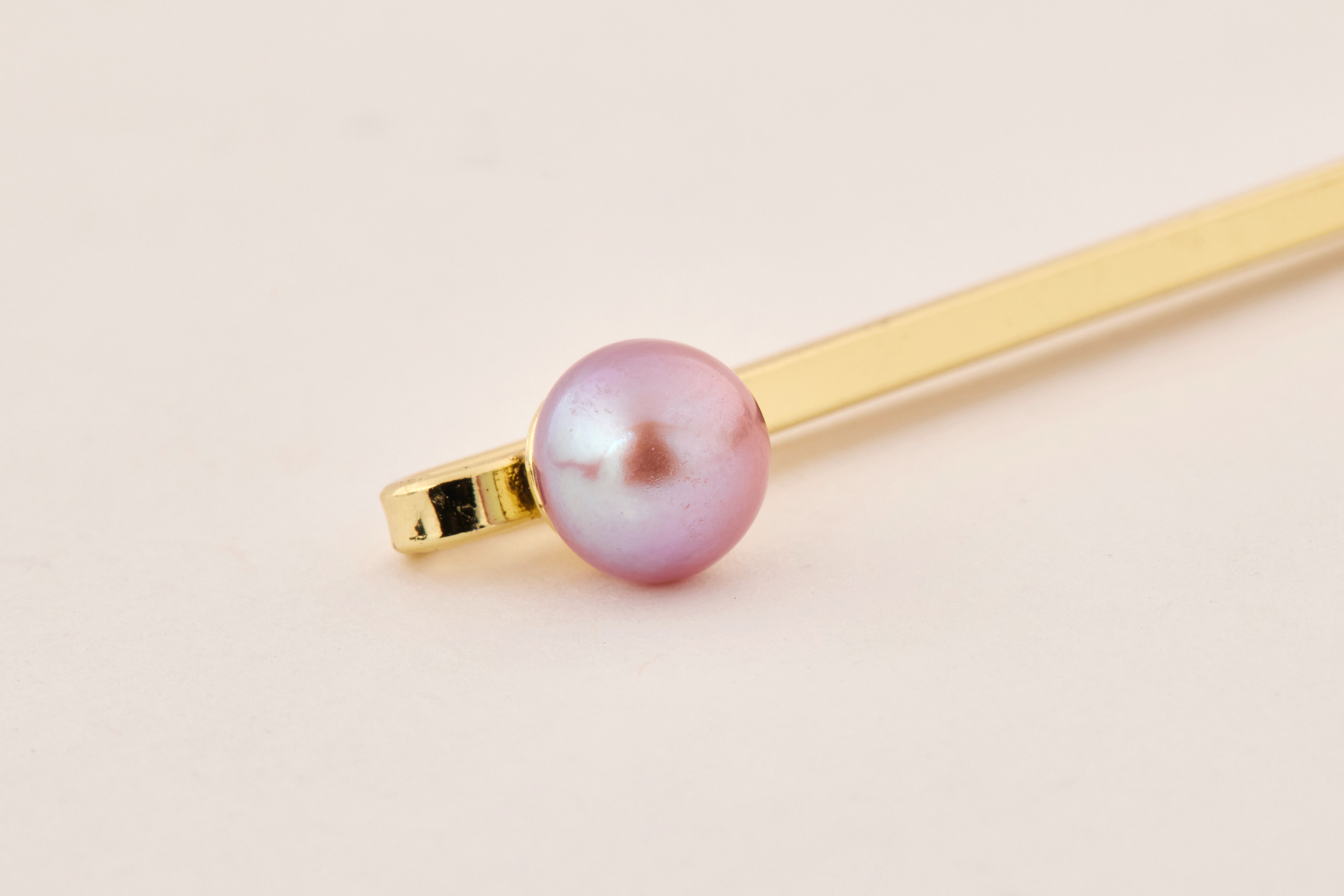 粉紫珍珠髮夾與柔光環境搭配，營造浪漫氛圍感