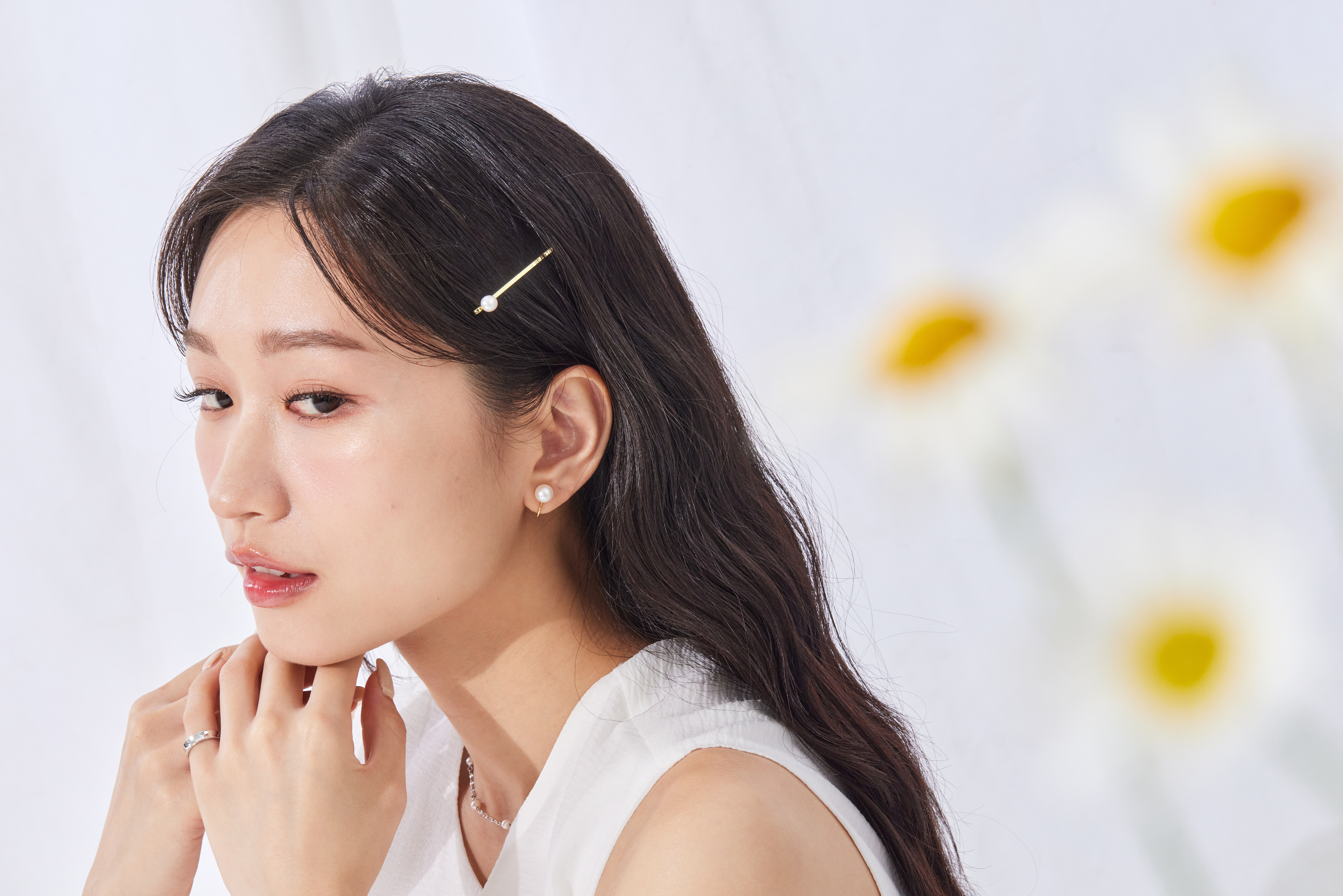 模特中景穿搭照，髮夾作為髮型亮點，增加整體層次