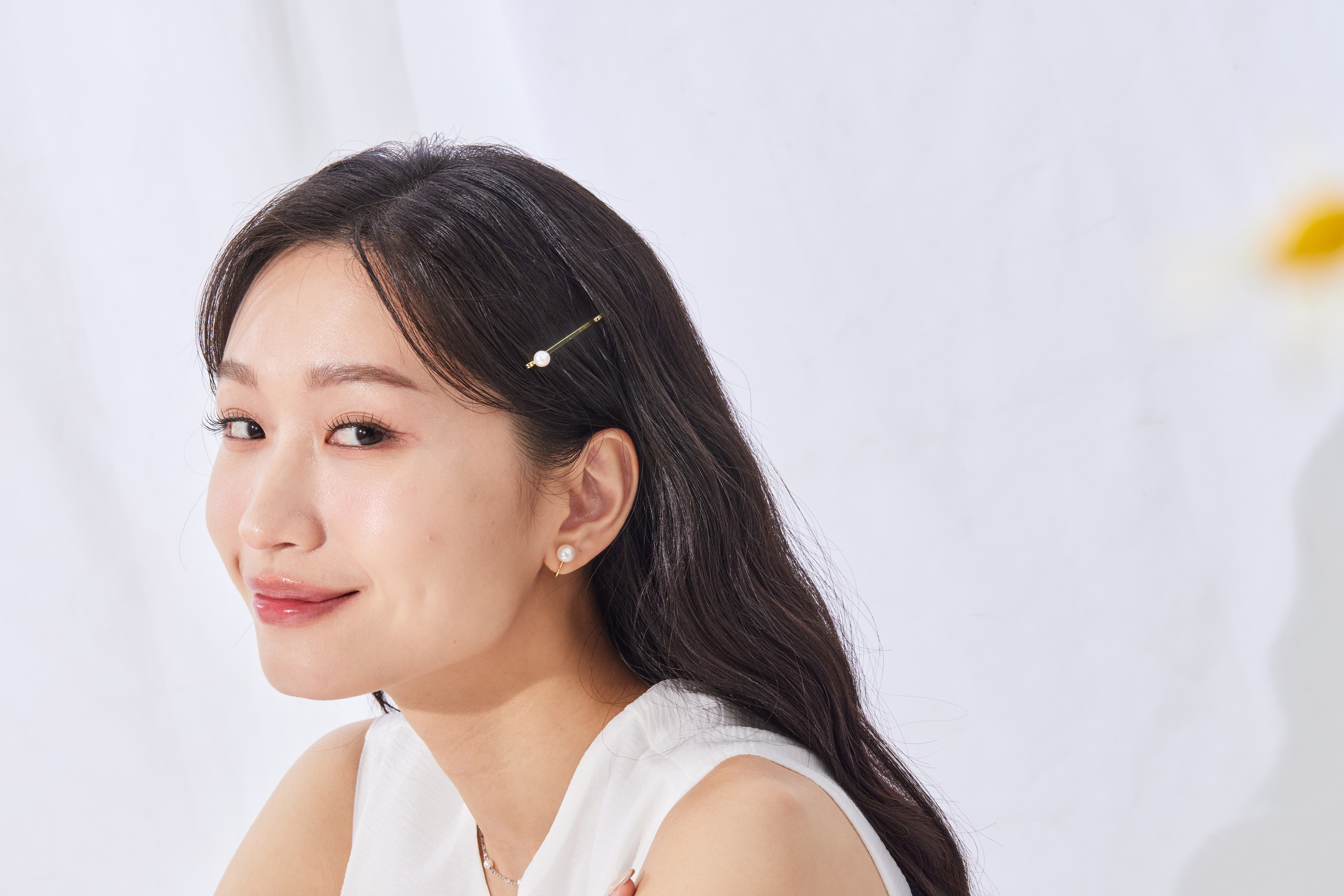 模特與其他飾品搭配照，展現整體造型協調感