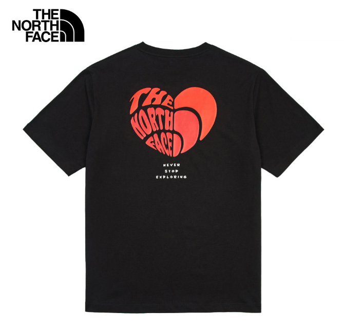 The North Face 北面 男女同款 情人節限定 黑色愛心短袖T恤 VDAY | 情侶穿搭 潮流印花上衣 Unisex Graphic Tee  JUN25
