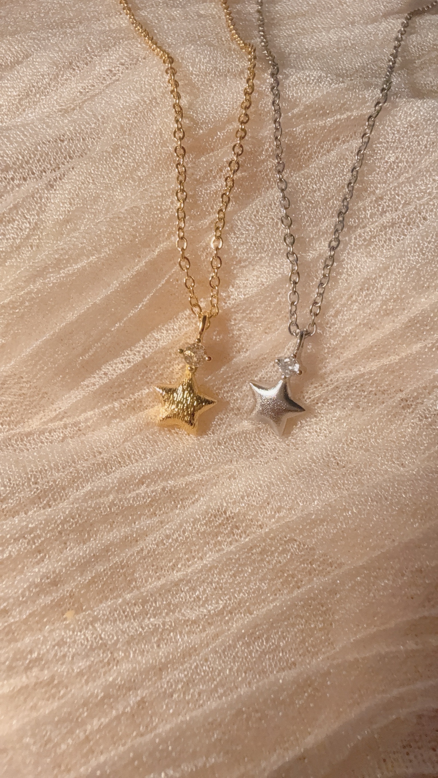 雖然我是愛心控但本期大推星星⭐️🙌🏻 星星飾品很少找到好看的 漂亮的更少 亮的跟天上的星星一樣✨ 星星是有打霧感的髮絲紋 超級特別精緻 實際非常漂亮🤩 沒有人會不愛的一條🌟 - - - - - ■ N42 Star-picking necklace - silver925 ౨ৎ 𝙞𝙣𝙛𝙤. ౨ৎ ⟡ 材質:𝟫𝟤𝟧純銀 ⟡ 顏色:金色、銀色 ⟡ 商品尺寸:項鍊鍊長 𝟦𝟢 ㎝ + 延長鏈 𝟧 ㎝ ㅣ手工測量ㅣ誤差± 𝟤 ㎝