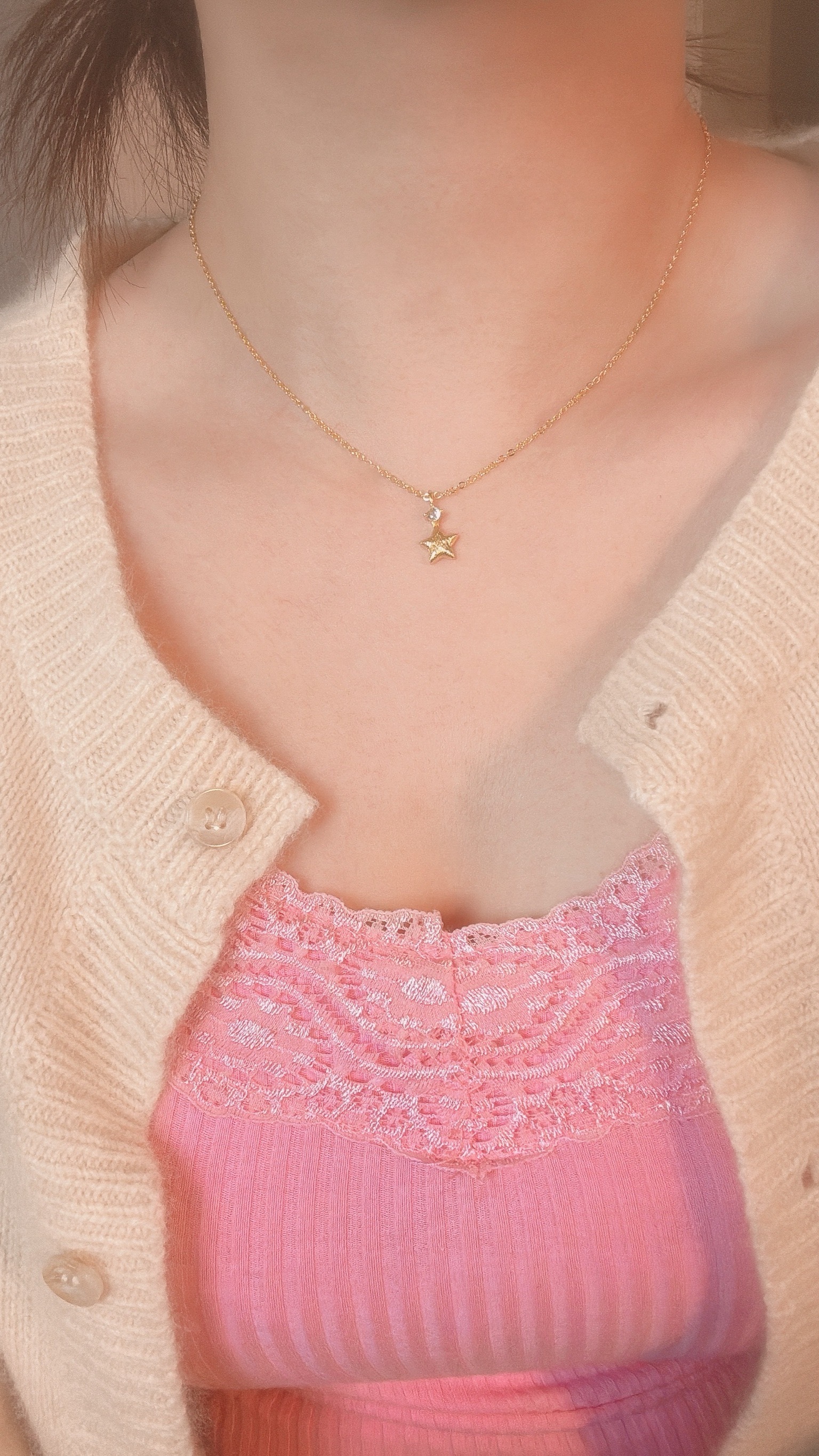 雖然我是愛心控但本期大推星星⭐️🙌🏻 星星飾品很少找到好看的 漂亮的更少 亮的跟天上的星星一樣✨ 星星是有打霧感的髮絲紋 超級特別精緻 實際非常漂亮🤩 沒有人會不愛的一條🌟 - - - - - ■ N42 Star-picking necklace - silver925 ౨ৎ 𝙞𝙣𝙛𝙤. ౨ৎ ⟡ 材質:𝟫𝟤𝟧純銀 ⟡ 顏色:金色、銀色 ⟡ 商品尺寸:項鍊鍊長 𝟦𝟢 ㎝ + 延長鏈 𝟧 ㎝ ㅣ手工測量ㅣ誤差± 𝟤 ㎝