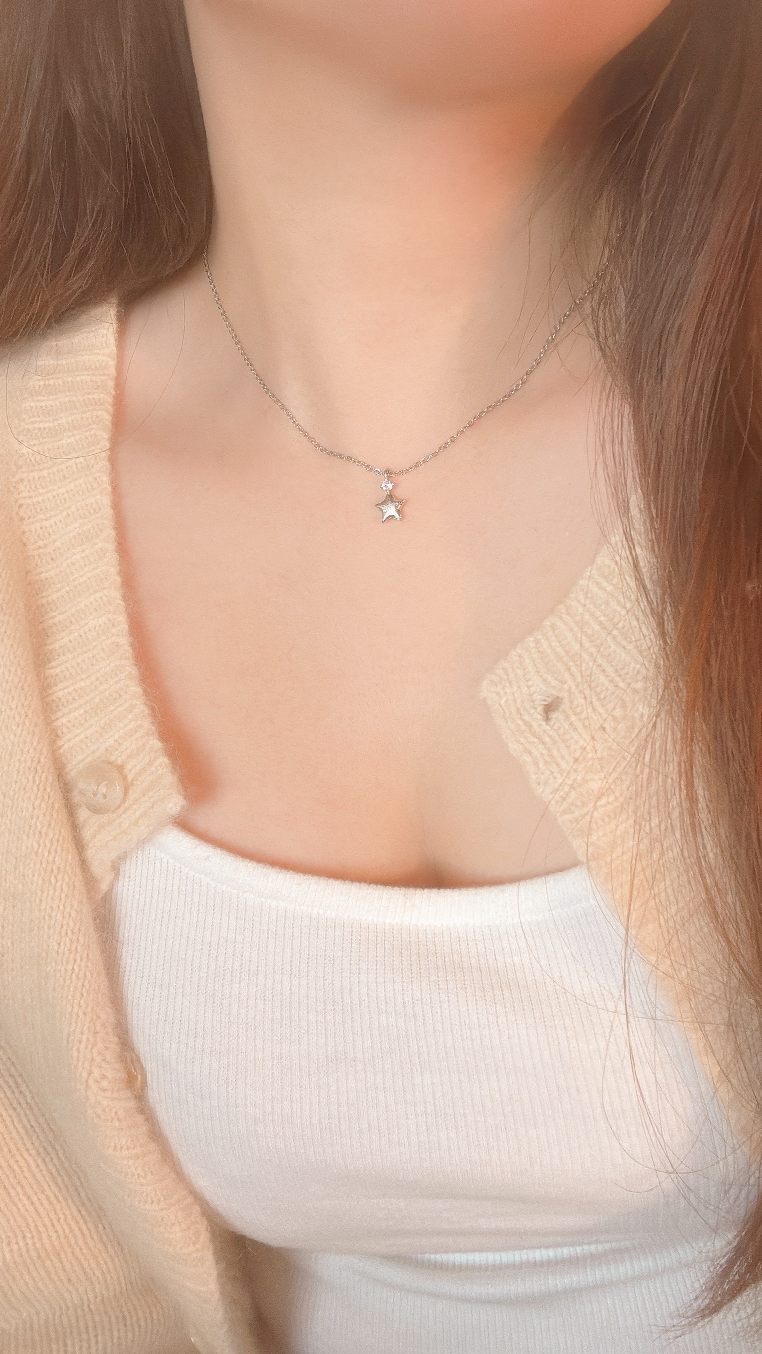 雖然我是愛心控但本期大推星星⭐️🙌🏻 星星飾品很少找到好看的 漂亮的更少 亮的跟天上的星星一樣✨ 星星是有打霧感的髮絲紋 超級特別精緻 實際非常漂亮🤩 沒有人會不愛的一條🌟 - - - - - ■ N42 Star-picking necklace - silver925 ౨ৎ 𝙞𝙣𝙛𝙤. ౨ৎ ⟡ 材質:𝟫𝟤𝟧純銀 ⟡ 顏色:金色、銀色 ⟡ 商品尺寸:項鍊鍊長 𝟦𝟢 ㎝ + 延長鏈 𝟧 ㎝ ㅣ手工測量ㅣ誤差± 𝟤 ㎝