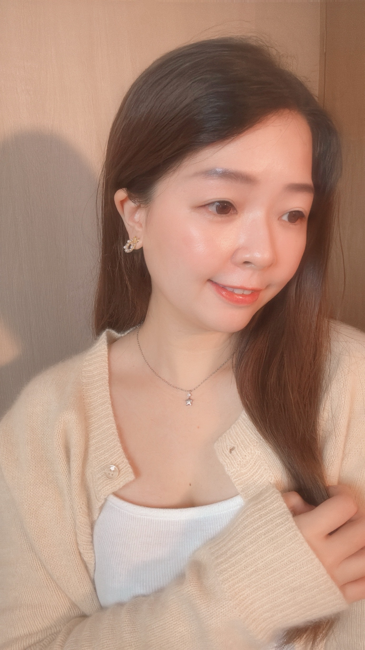 雖然我是愛心控但本期大推星星⭐️🙌🏻 星星飾品很少找到好看的 漂亮的更少 亮的跟天上的星星一樣✨ 星星是有打霧感的髮絲紋 超級特別精緻 實際非常漂亮🤩 沒有人會不愛的一條🌟 - - - - - ■ N42 Star-picking necklace - silver925 ౨ৎ 𝙞𝙣𝙛𝙤. ౨ৎ ⟡ 材質:𝟫𝟤𝟧純銀 ⟡ 顏色:金色、銀色 ⟡ 商品尺寸:項鍊鍊長 𝟦𝟢 ㎝ + 延長鏈 𝟧 ㎝ ㅣ手工測量ㅣ誤差± 𝟤 ㎝