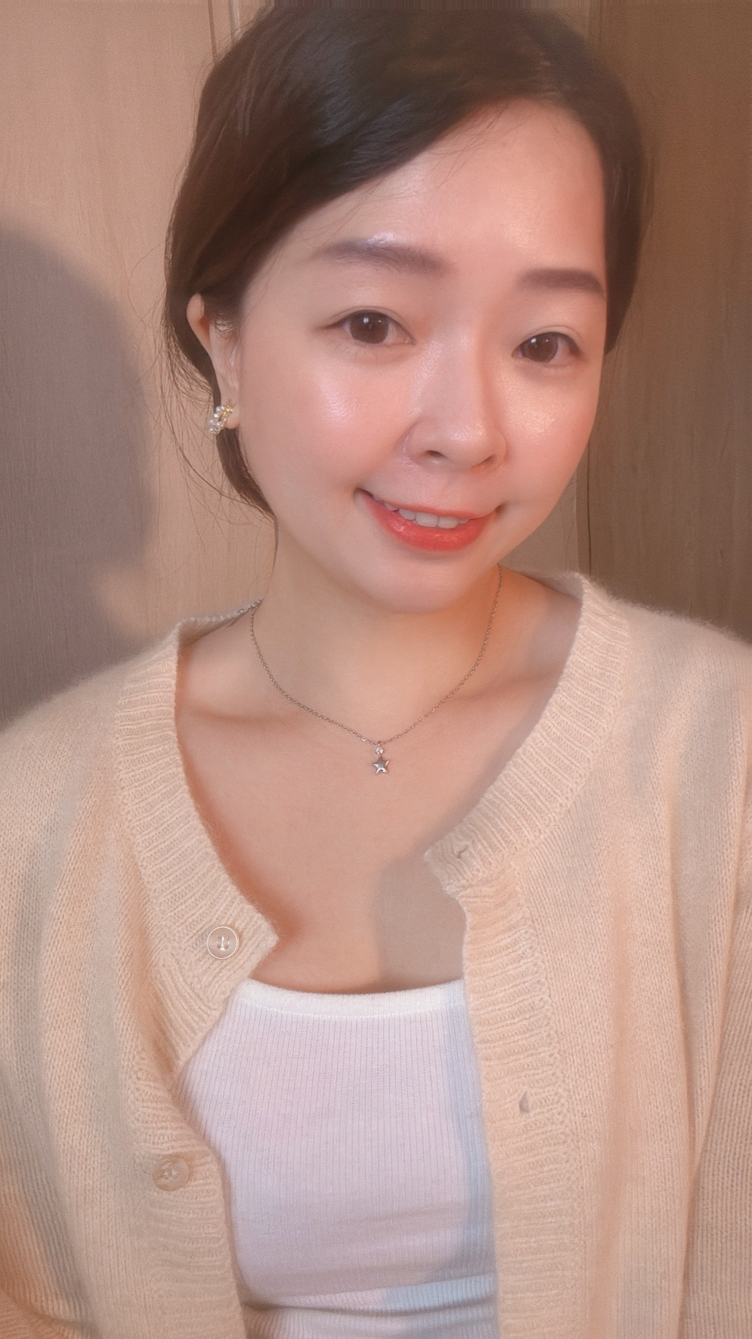 雖然我是愛心控但本期大推星星⭐️🙌🏻 星星飾品很少找到好看的 漂亮的更少 亮的跟天上的星星一樣✨ 星星是有打霧感的髮絲紋 超級特別精緻 實際非常漂亮🤩 沒有人會不愛的一條🌟 - - - - - ■ N42 Star-picking necklace - silver925 ౨ৎ 𝙞𝙣𝙛𝙤. ౨ৎ ⟡ 材質:𝟫𝟤𝟧純銀 ⟡ 顏色:金色、銀色 ⟡ 商品尺寸:項鍊鍊長 𝟦𝟢 ㎝ + 延長鏈 𝟧 ㎝ ㅣ手工測量ㅣ誤差± 𝟤 ㎝
