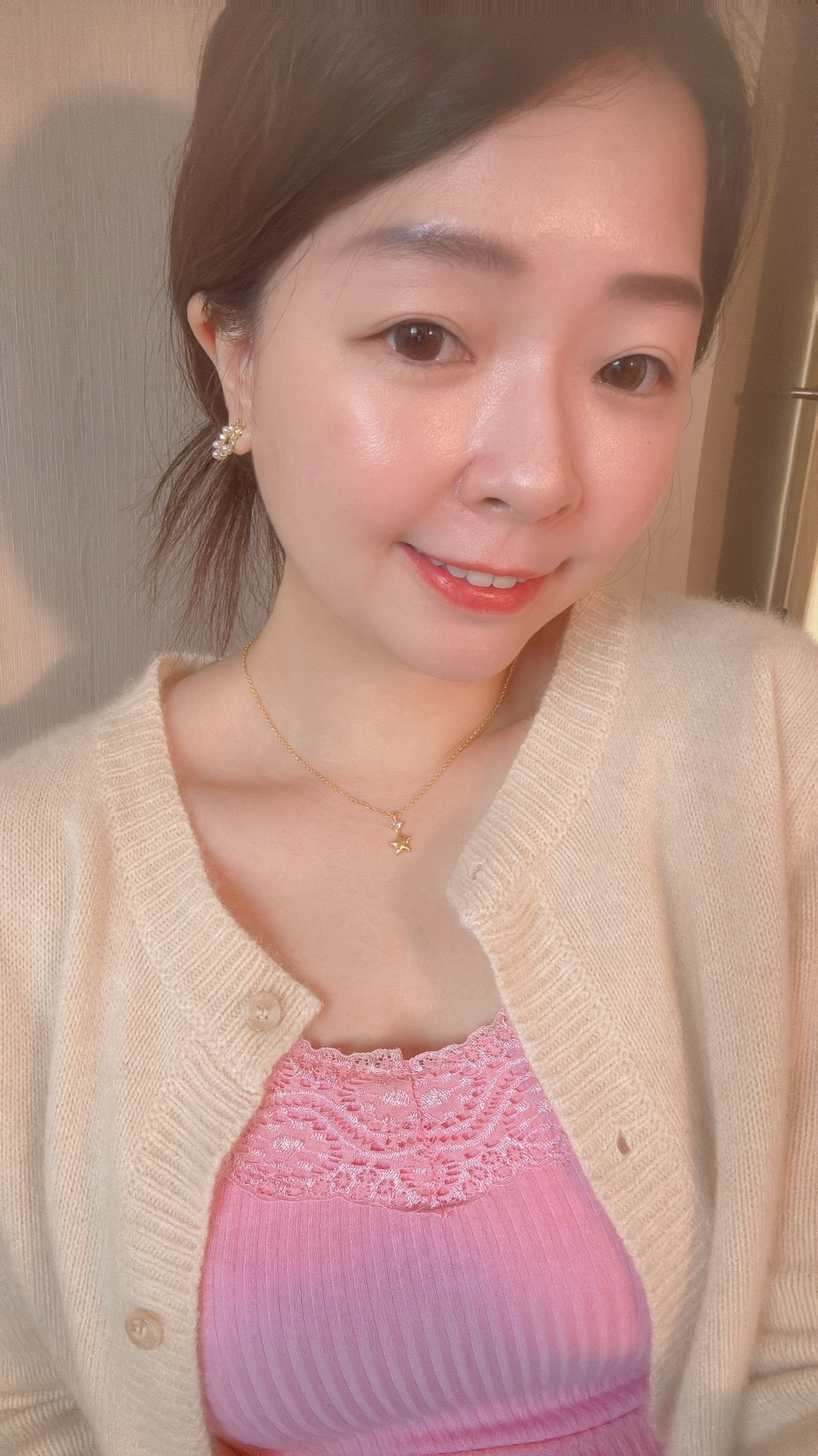 雖然我是愛心控但本期大推星星⭐️🙌🏻 星星飾品很少找到好看的 漂亮的更少 亮的跟天上的星星一樣✨ 星星是有打霧感的髮絲紋 超級特別精緻 實際非常漂亮🤩 沒有人會不愛的一條🌟 - - - - - ■ N42 Star-picking necklace - silver925 ౨ৎ 𝙞𝙣𝙛𝙤. ౨ৎ ⟡ 材質:𝟫𝟤𝟧純銀 ⟡ 顏色:金色、銀色 ⟡ 商品尺寸:項鍊鍊長 𝟦𝟢 ㎝ + 延長鏈 𝟧 ㎝ ㅣ手工測量ㅣ誤差± 𝟤 ㎝