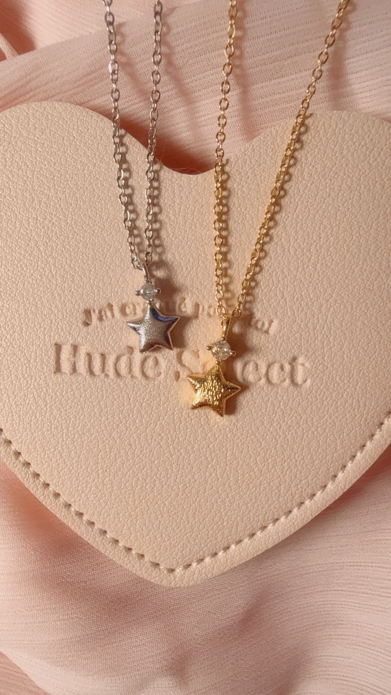 雖然我是愛心控但本期大推星星⭐️🙌🏻 星星飾品很少找到好看的 漂亮的更少 亮的跟天上的星星一樣✨ 星星是有打霧感的髮絲紋 超級特別精緻 實際非常漂亮🤩 沒有人會不愛的一條🌟 - - - - - ■ N42 Star-picking necklace - silver925 ౨ৎ 𝙞𝙣𝙛𝙤. ౨ৎ ⟡ 材質:𝟫𝟤𝟧純銀 ⟡ 顏色:金色、銀色 ⟡ 商品尺寸:項鍊鍊長 𝟦𝟢 ㎝ + 延長鏈 𝟧 ㎝ ㅣ手工測量ㅣ誤差± 𝟤 ㎝