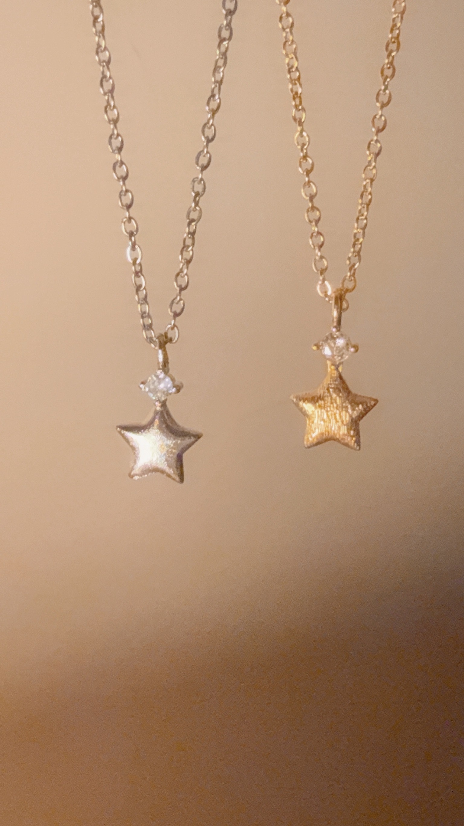 雖然我是愛心控但本期大推星星⭐️🙌🏻 星星飾品很少找到好看的 漂亮的更少 亮的跟天上的星星一樣✨ 星星是有打霧感的髮絲紋 超級特別精緻 實際非常漂亮🤩 沒有人會不愛的一條🌟 - - - - - ■ N42 Star-picking necklace - silver925 ౨ৎ 𝙞𝙣𝙛𝙤. ౨ৎ ⟡ 材質:𝟫𝟤𝟧純銀 ⟡ 顏色:金色、銀色 ⟡ 商品尺寸:項鍊鍊長 𝟦𝟢 ㎝ + 延長鏈 𝟧 ㎝ ㅣ手工測量ㅣ誤差± 𝟤 ㎝