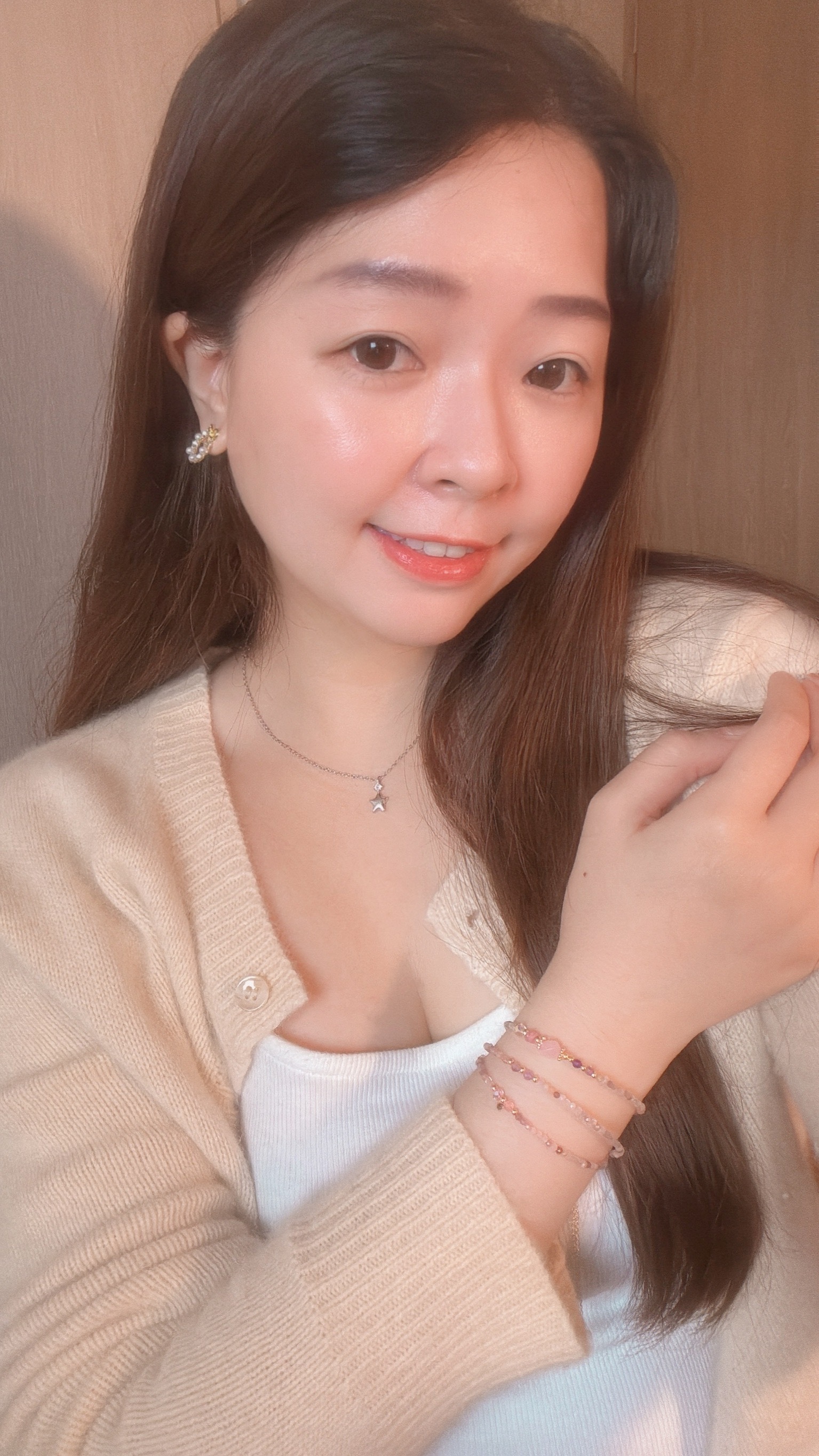 雖然我是愛心控但本期大推星星⭐️🙌🏻 星星飾品很少找到好看的 漂亮的更少 亮的跟天上的星星一樣✨ 星星是有打霧感的髮絲紋 超級特別精緻 實際非常漂亮🤩 沒有人會不愛的一條🌟 - - - - - ■ N42 Star-picking necklace - silver925 ౨ৎ 𝙞𝙣𝙛𝙤. ౨ৎ ⟡ 材質:𝟫𝟤𝟧純銀 ⟡ 顏色:金色、銀色 ⟡ 商品尺寸:項鍊鍊長 𝟦𝟢 ㎝ + 延長鏈 𝟧 ㎝ ㅣ手工測量ㅣ誤差± 𝟤 ㎝