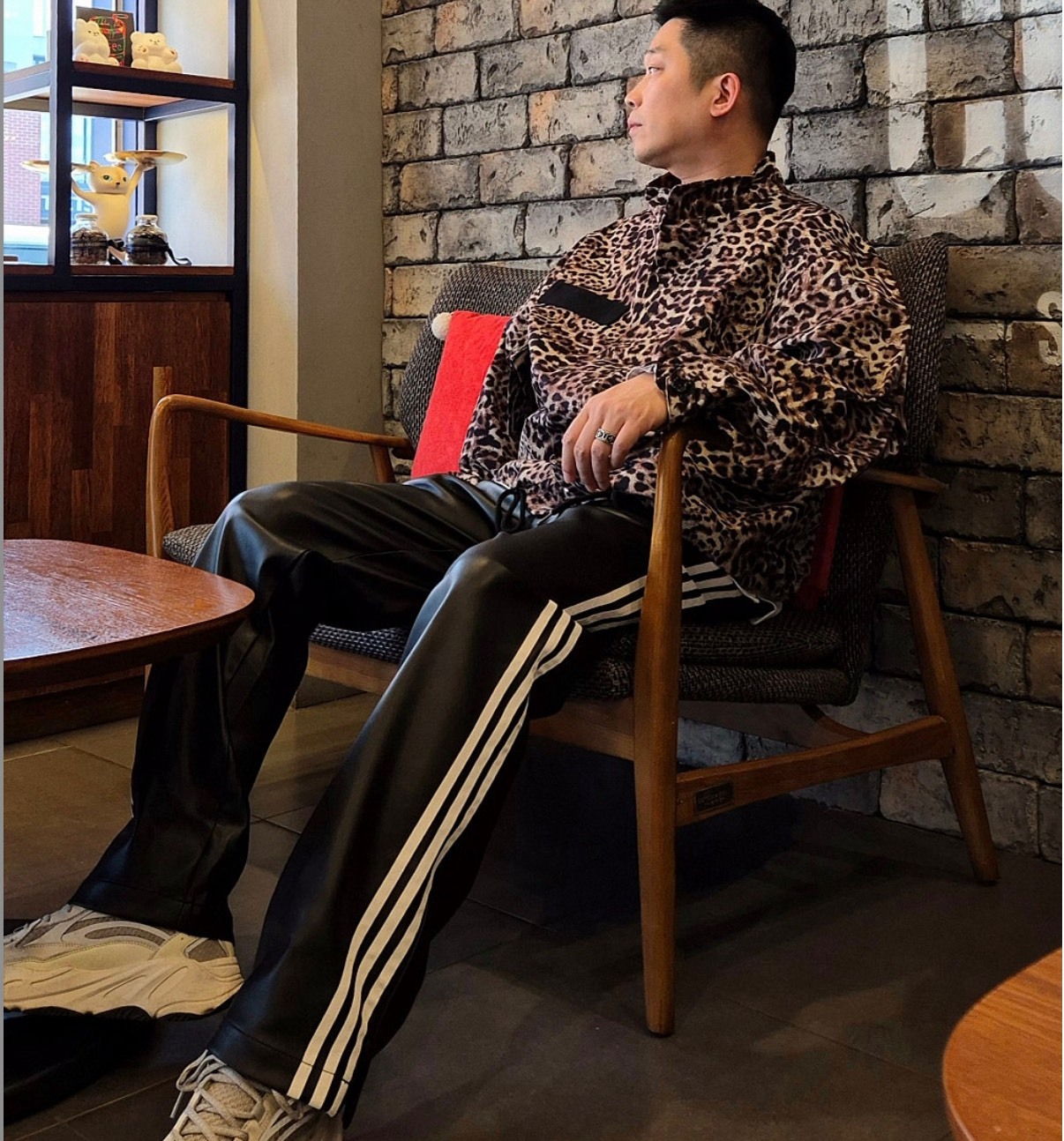 adidas Originals 黑色 運動長褲 側邊條紋 合身直筒 中腰鬆緊帶 復古運動風 休閒褲 男款 三線褲 百搭長褲 Jun25