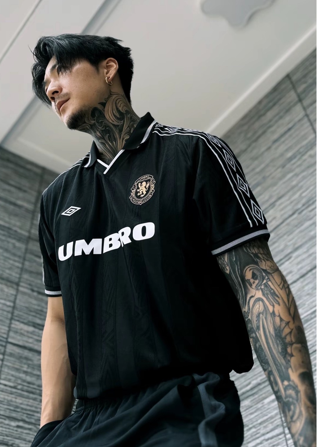 Umbro 茵寶 美式復古 條紋 黑色Polo衫 足球文化系列 字母徽章 短袖上衣 男女同款 運動休閒百搭T恤 Polo潮T Jun25